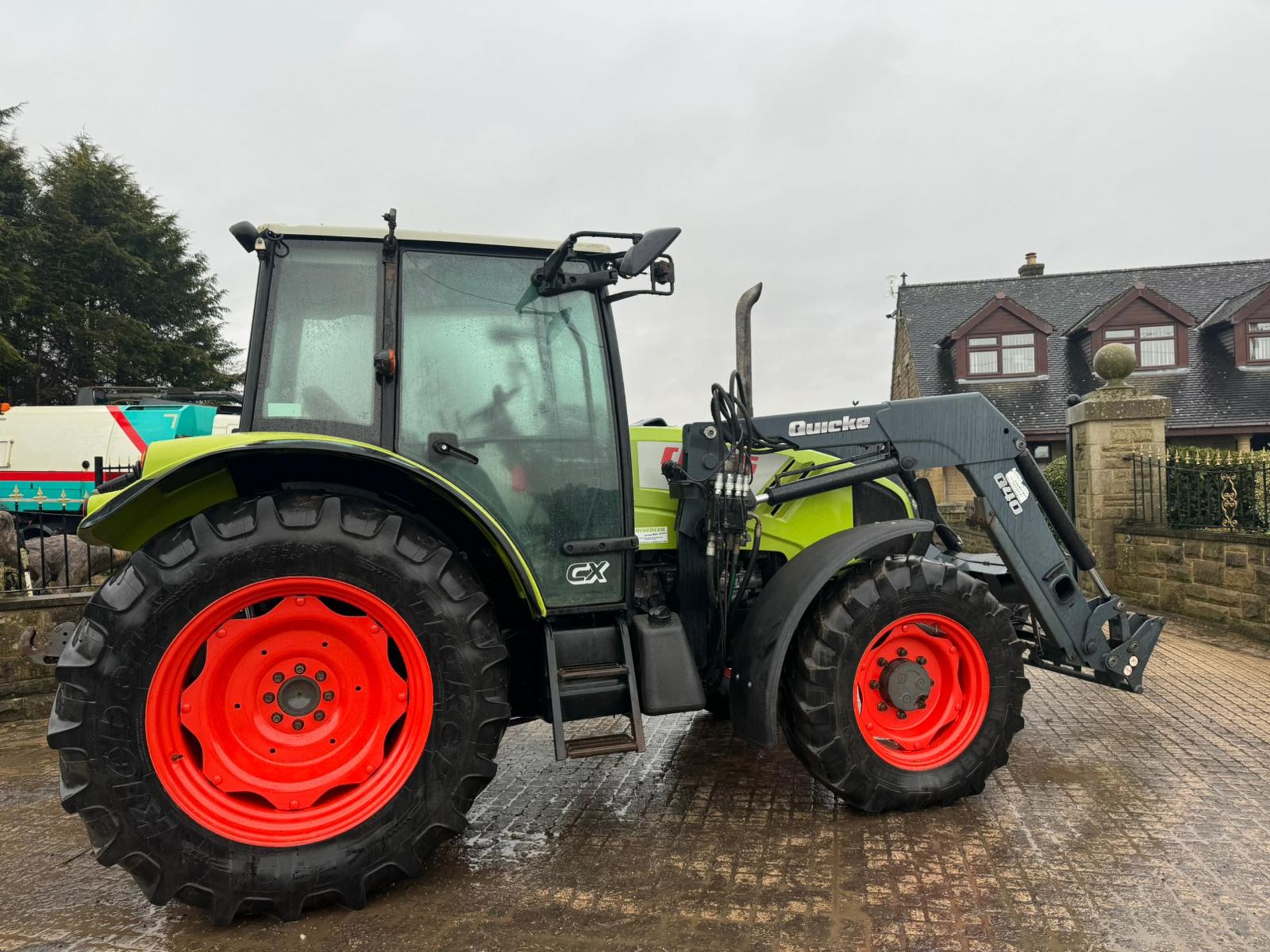 2010 CLASS AXIOS 330CX 92HP PREMIUM TRACTOR WITH QUICKE Q40 FRONT LOADER *PLUS VAT* - Image 19 of 28