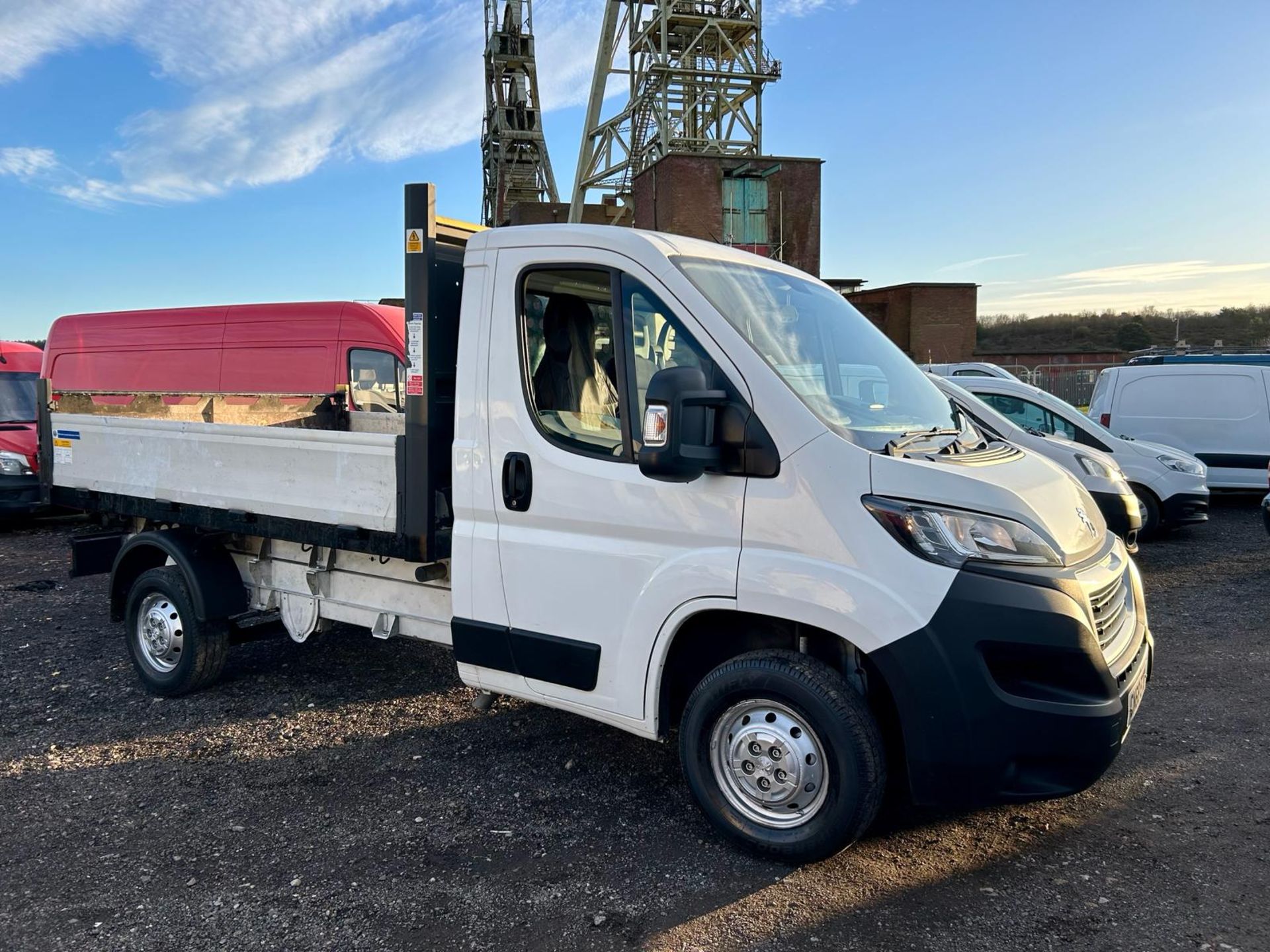 2018 PEUGEOT BOXER 335 L2 BLUE HDI WHITE CHASSIS CAB TIPPER VAN *NO VAT* - Image 2 of 19