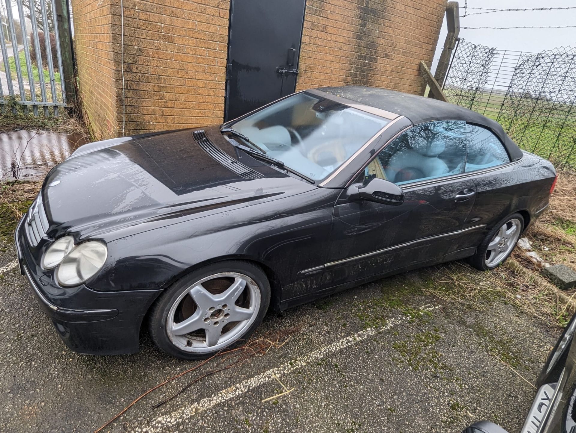 2003 MERCEDES BENZ CLK240 CONVERTIBLE BLACK , GOOD RUNNER, NEEDS WORK - Image 4 of 6