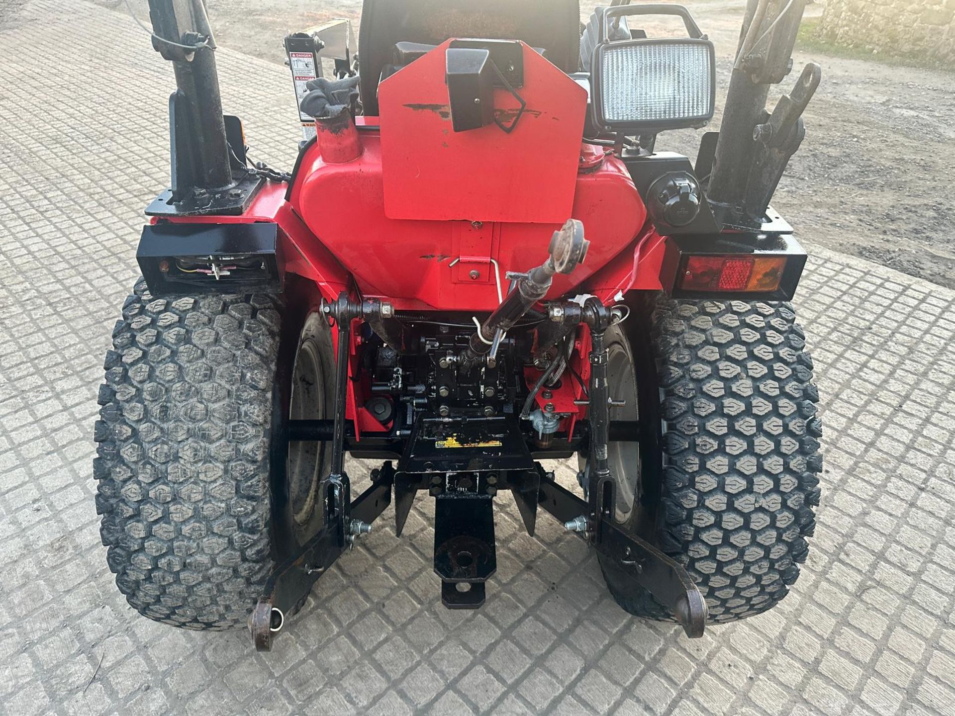 MITSUBISHI MT200HD 20HP 4WD COMPACT TRACTOR WITH FRONT LOADER AND BUCKET *NO VAT* - Image 4 of 19