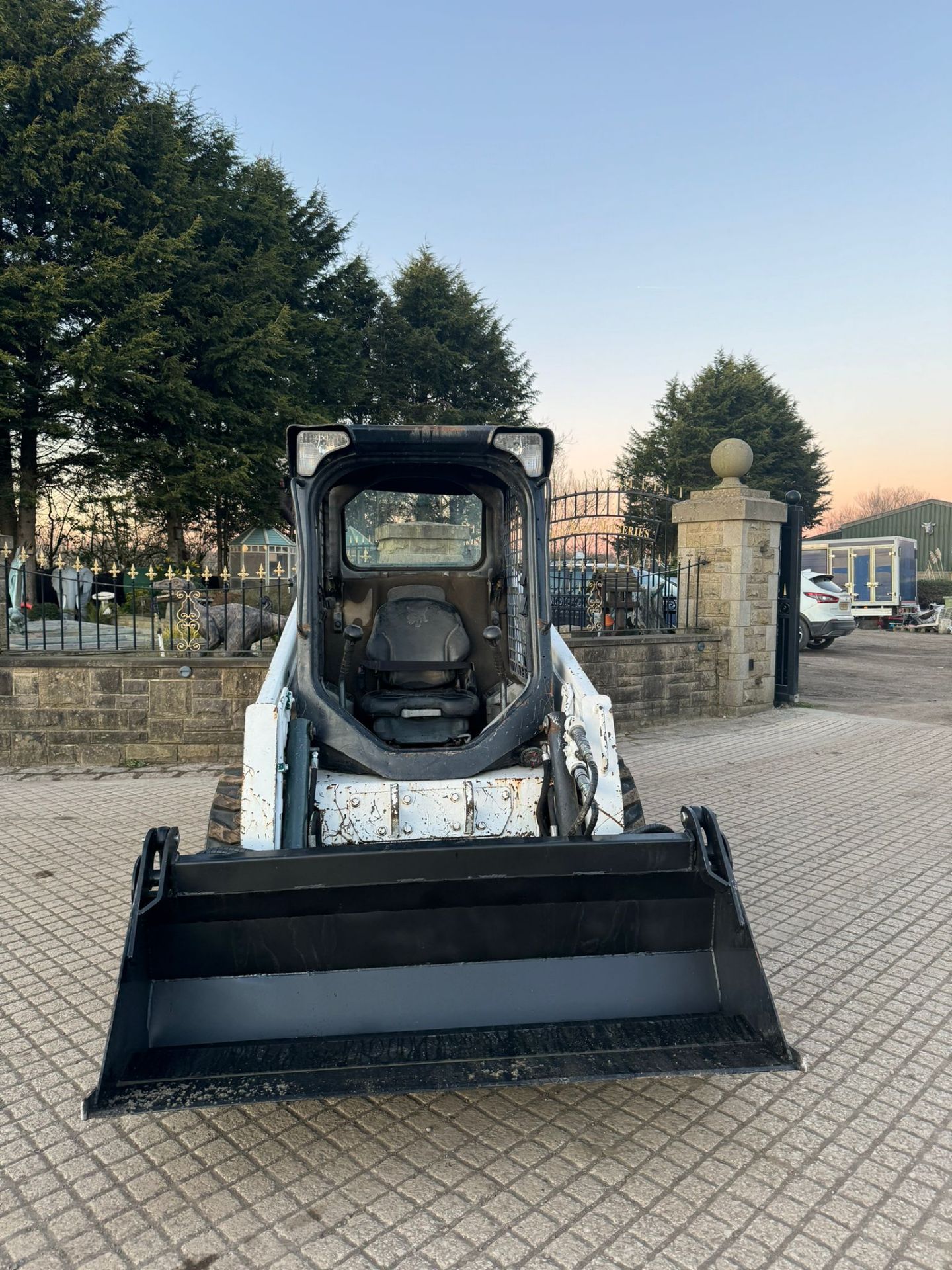 2015 BOBCAT S450 WHEELED SKIDSTEER LOADER WITH 65 INCH 4 IN 1 BUCKET *PLUS VAT* - Image 2 of 15