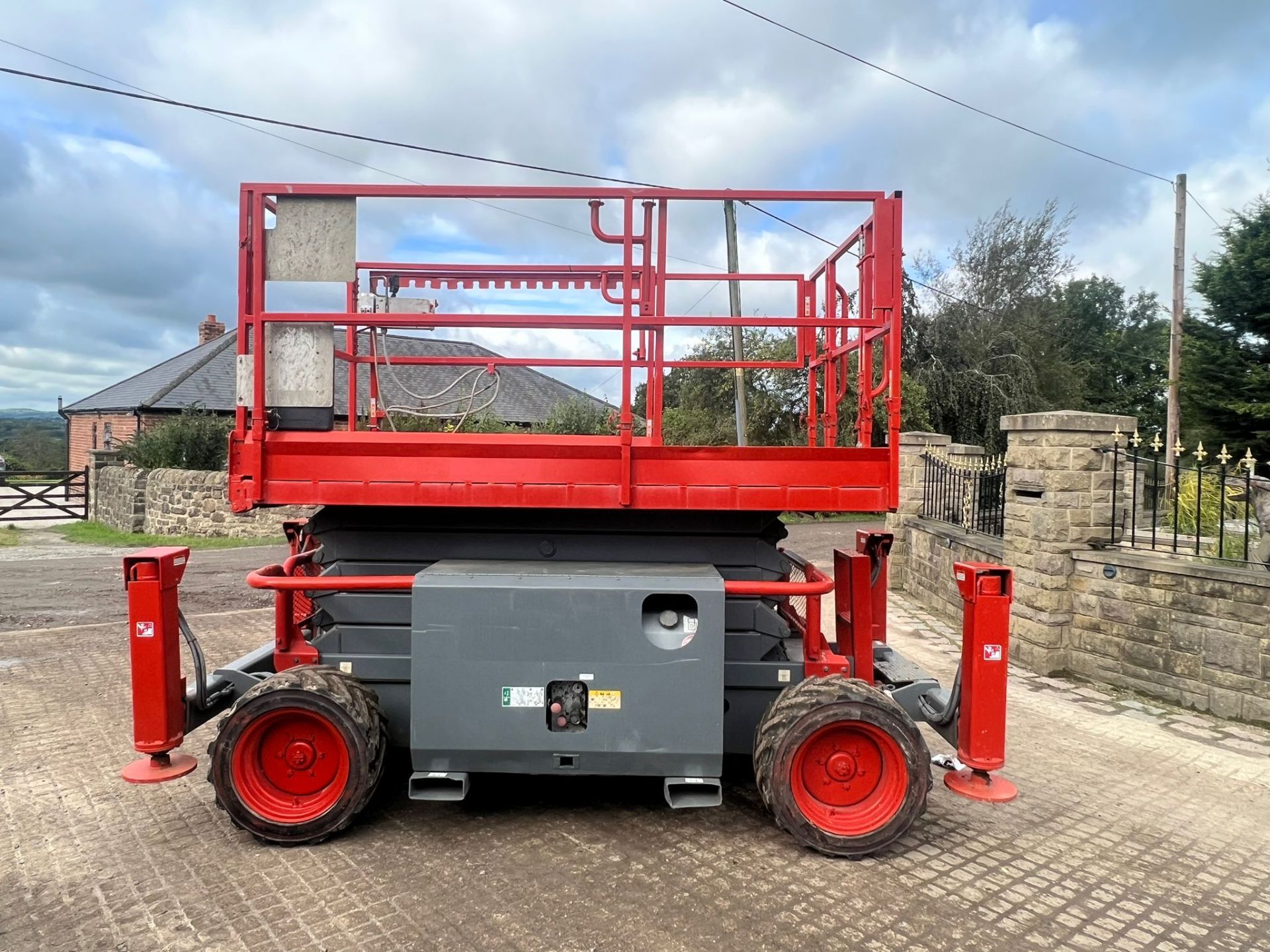 2011 SKYJACK SJ6832RT 4WD ROUGH TERRAIN SCISSOR LIFT *PLUS VAT* - Image 7 of 15