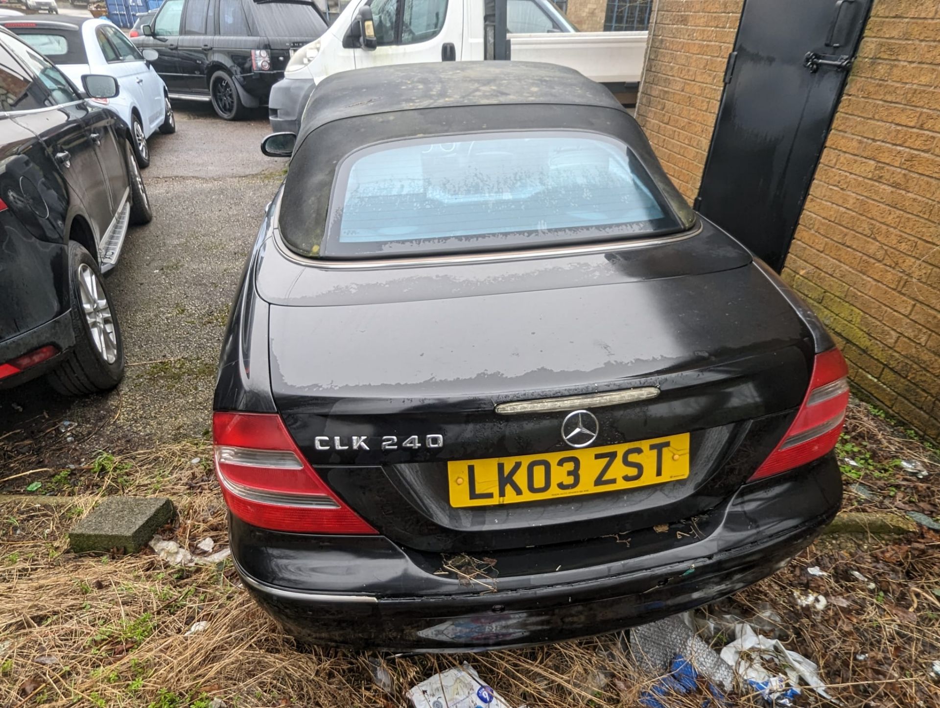 2003 MERCEDES BENZ CLK240 CONVERTIBLE BLACK , GOOD RUNNER, NEEDS WORK - Image 5 of 6