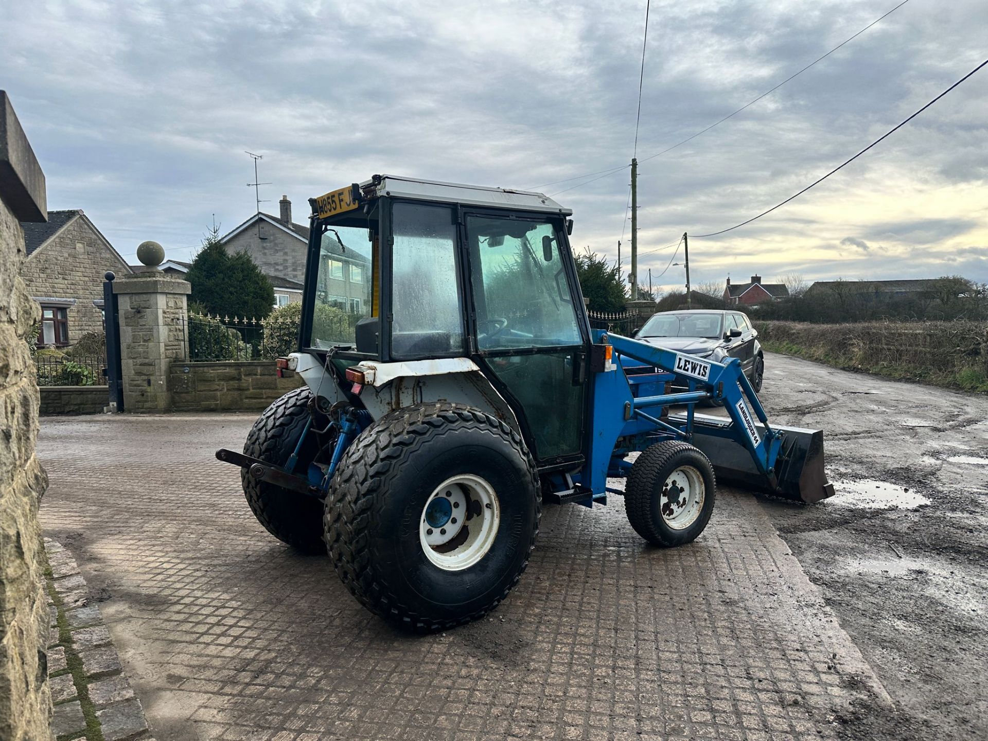 FORD 1920 33HP 4WD COMPACT TRACTOR WITH LEWIS FRONT LOADER AND BUCKET *PLUS VAT* - Image 7 of 12