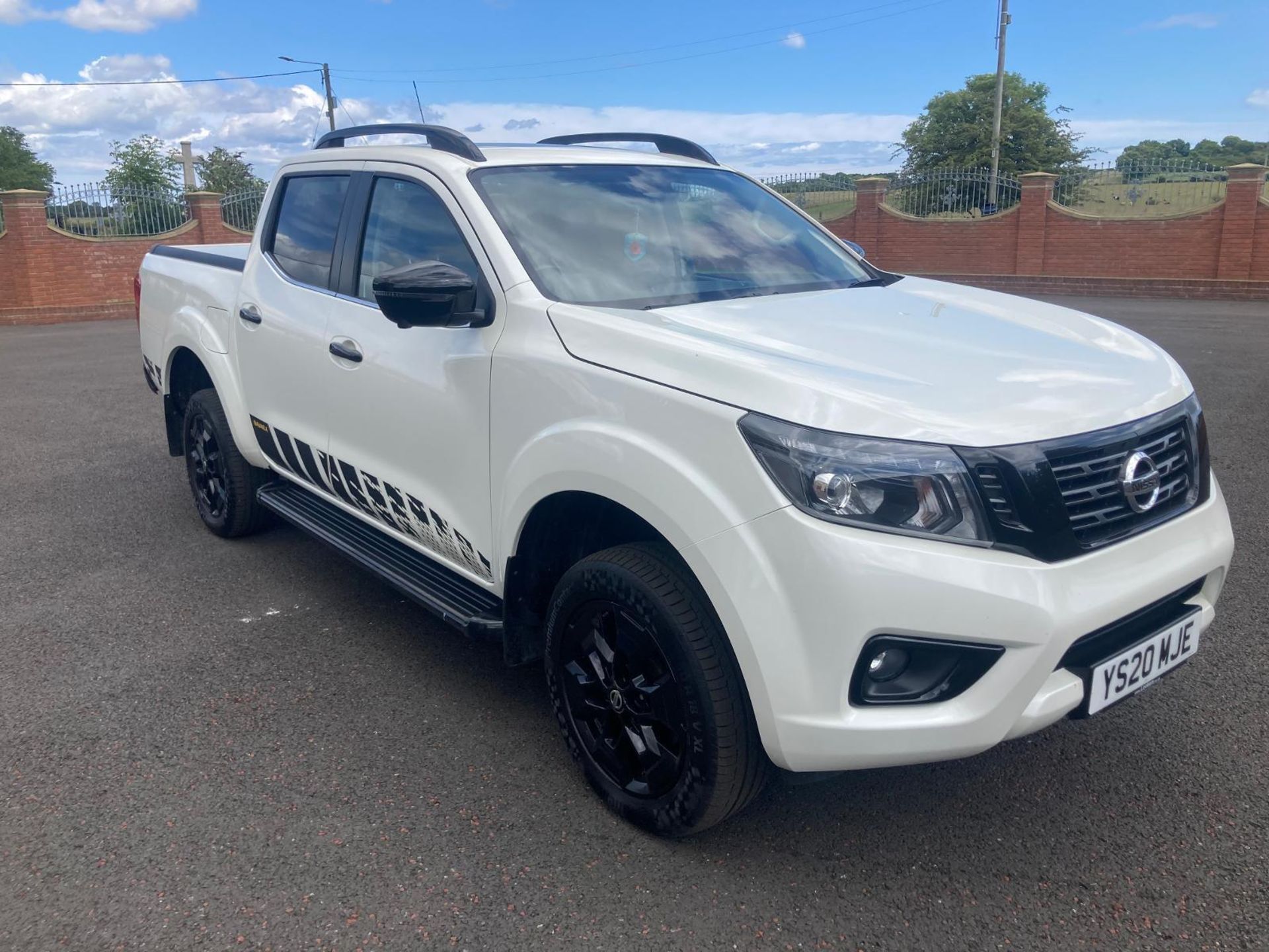 2020 NISSAN NAVARA N-GUARD DCI AUTO WHITE PICK UP *PLUS VAT* - Image 2 of 9