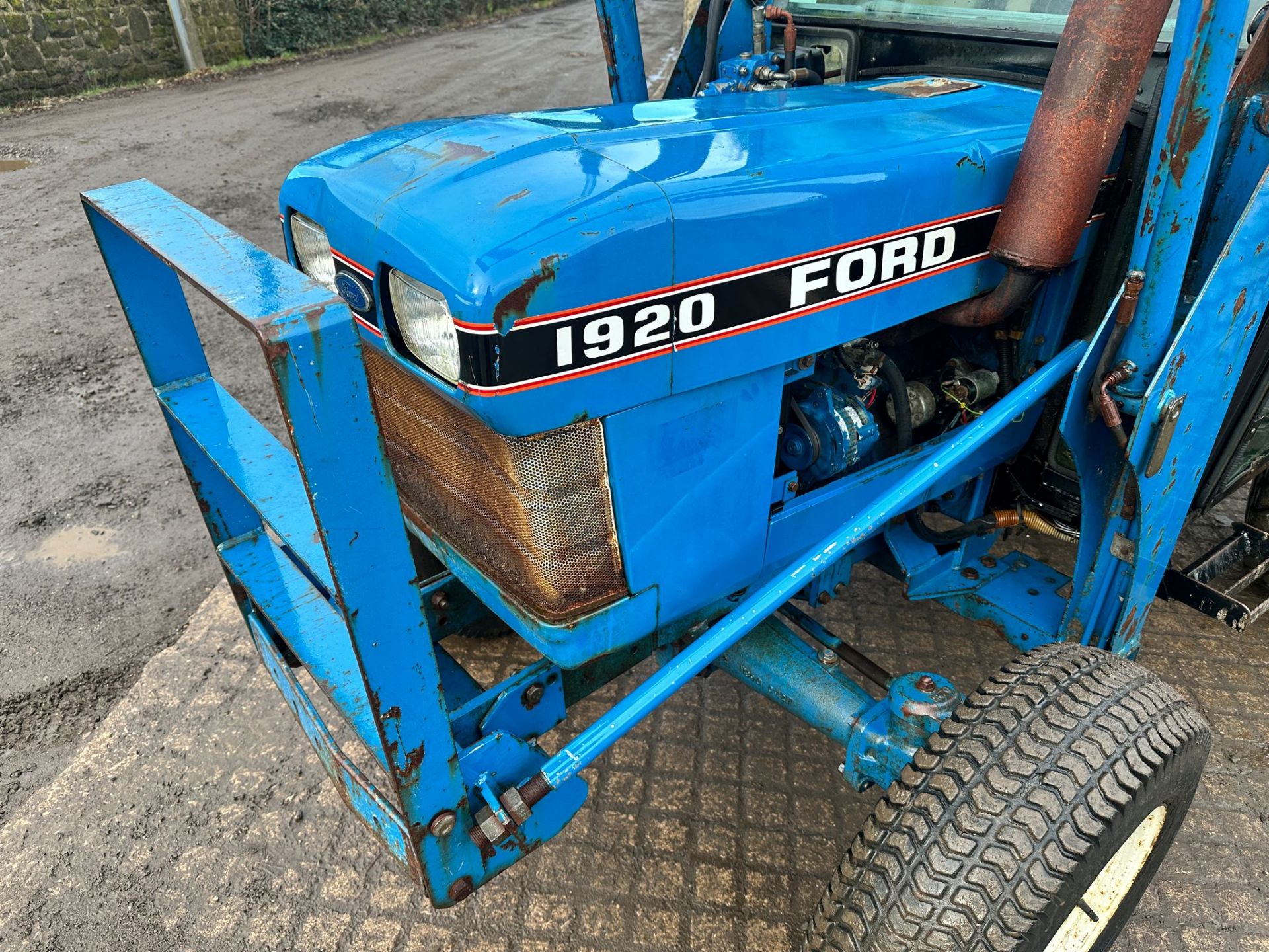 FORD 1920 33HP 4WD COMPACT TRACTOR WITH LEWIS FRONT LOADER AND BUCKET *PLUS VAT* - Image 9 of 12