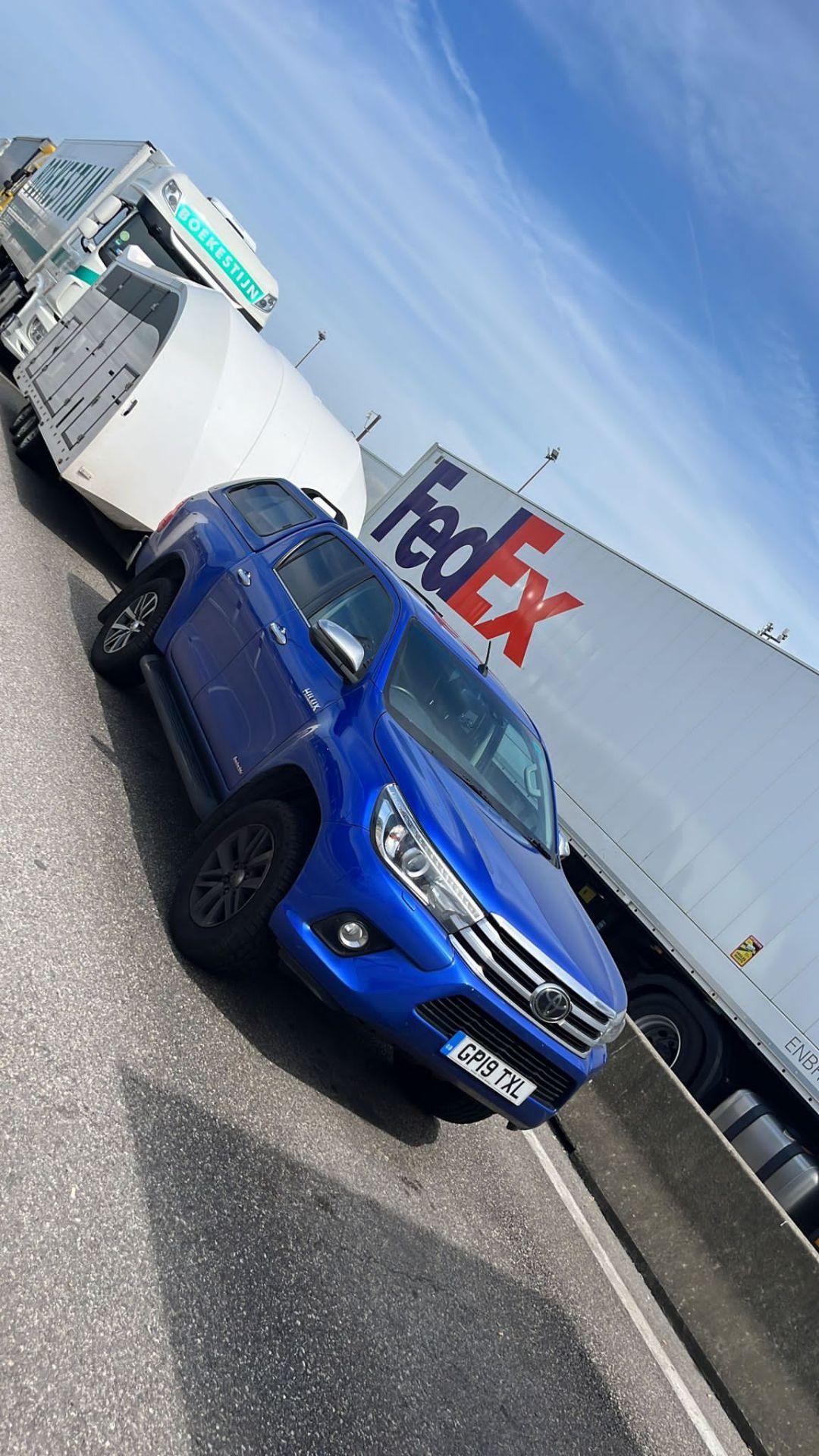 PACKAGE SALE! - 2019 TOYOTA HILUX INVINCIBLE BLUE PICK-UP + 2021 Brian James Trailer *PLUS VAT* - Image 4 of 9