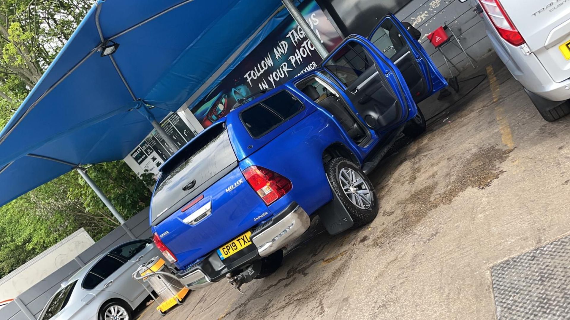 PACKAGE SALE! - 2019 TOYOTA HILUX INVINCIBLE BLUE PICK-UP + 2021 Brian James Trailer *PLUS VAT* - Image 6 of 9