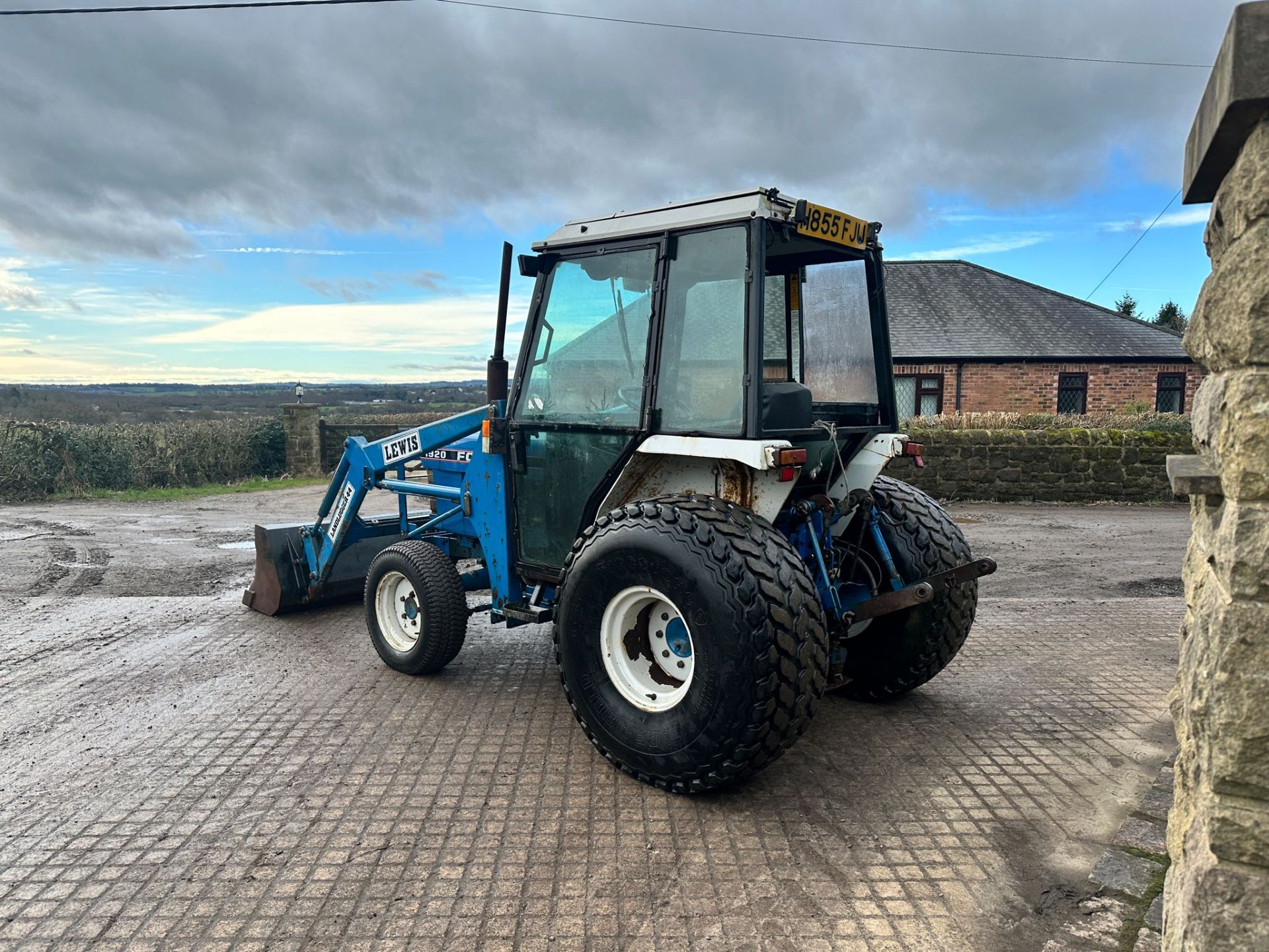 FORD 1920 33HP 4WD COMPACT TRACTOR WITH LEWIS FRONT LOADER AND BUCKET *PLUS VAT* - Image 4 of 12