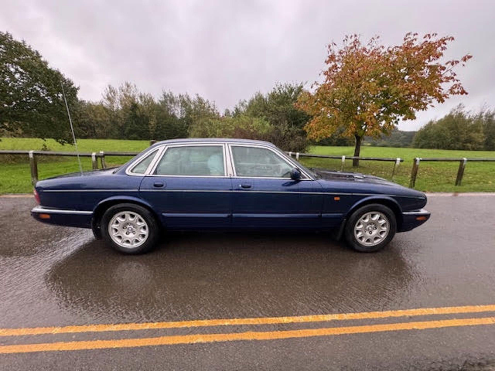 ON SALE! 2001 JAGUAR XJ EXECUTIVE AUTO BLUE SALOON.. NEXT BID MEETS RESERVE ! - Image 8 of 11