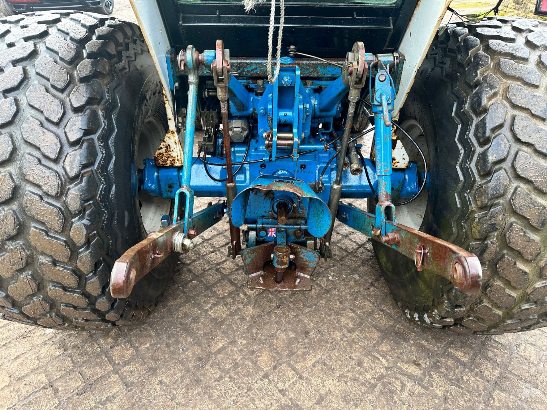 FORD 1920 33HP 4WD COMPACT TRACTOR WITH LEWIS FRONT LOADER AND BUCKET *PLUS VAT* - Image 5 of 12