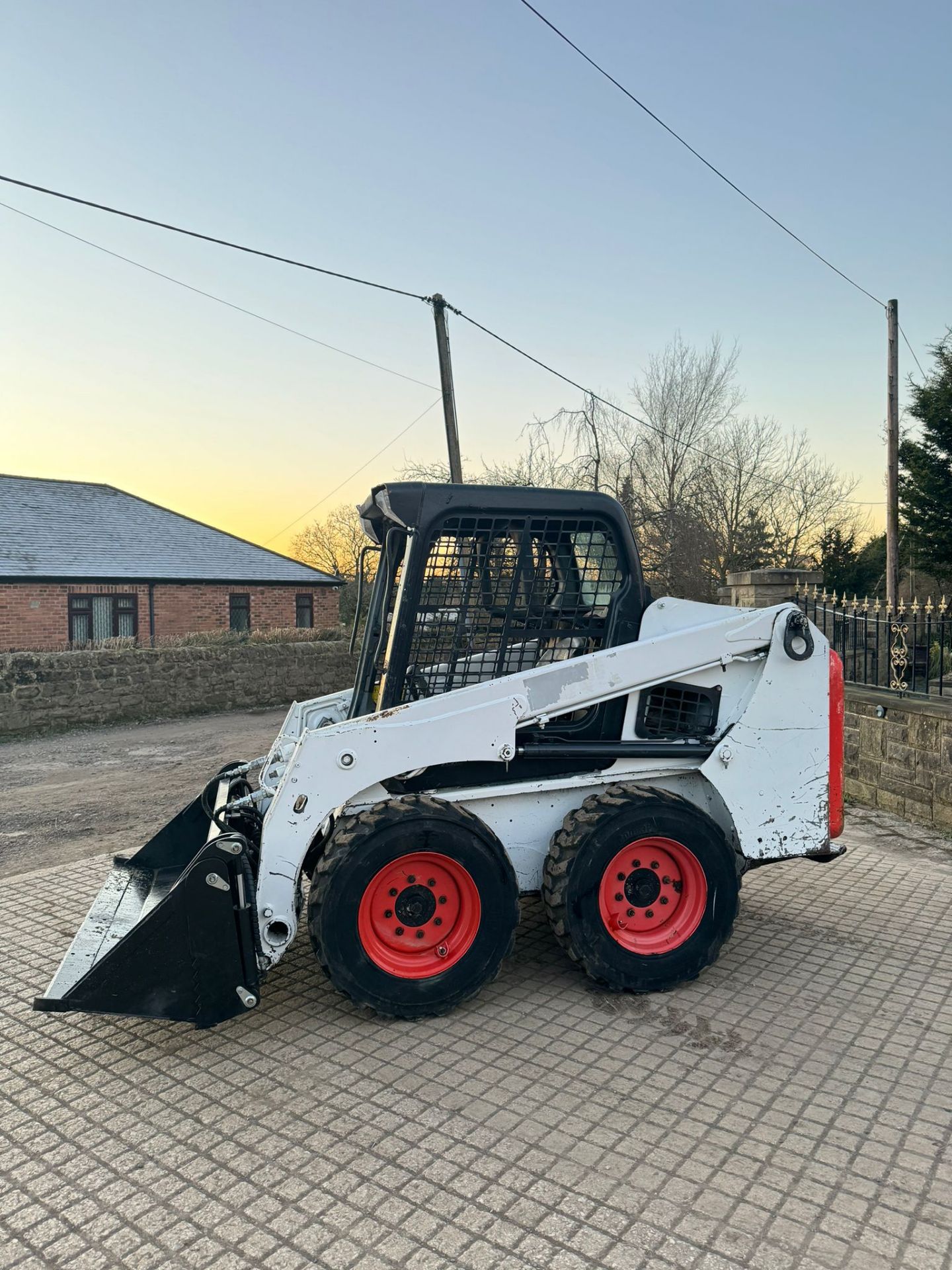 2015 BOBCAT S450 WHEELED SKIDSTEER LOADER WITH 65 INCH 4 IN 1 BUCKET *PLUS VAT* - Image 4 of 15