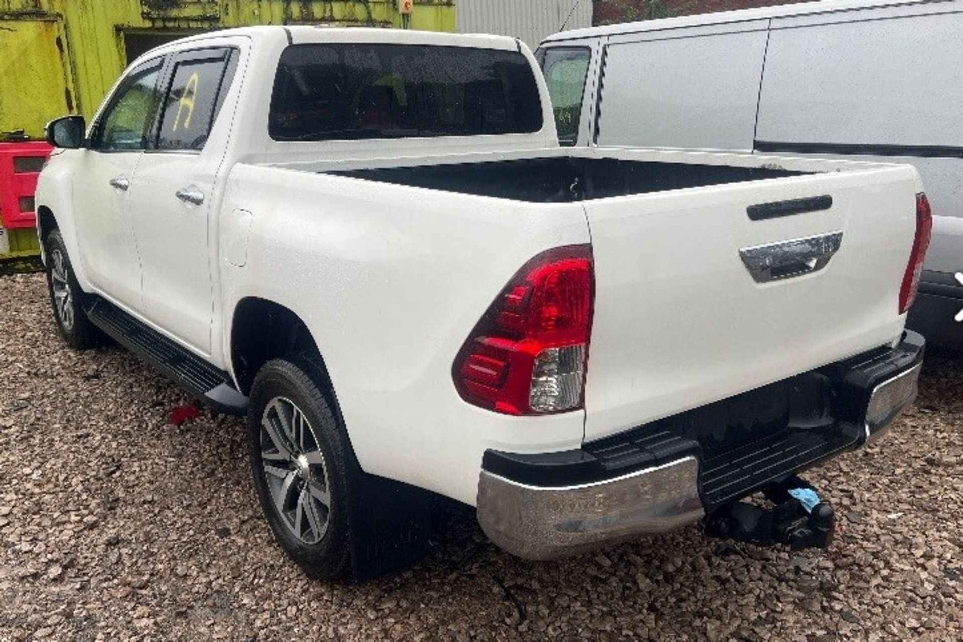 2018 TOYOTA HILUX INVINCIBLE D-4D 4WD DCB WHITE PICK UP *NO VAT* - Image 2 of 5