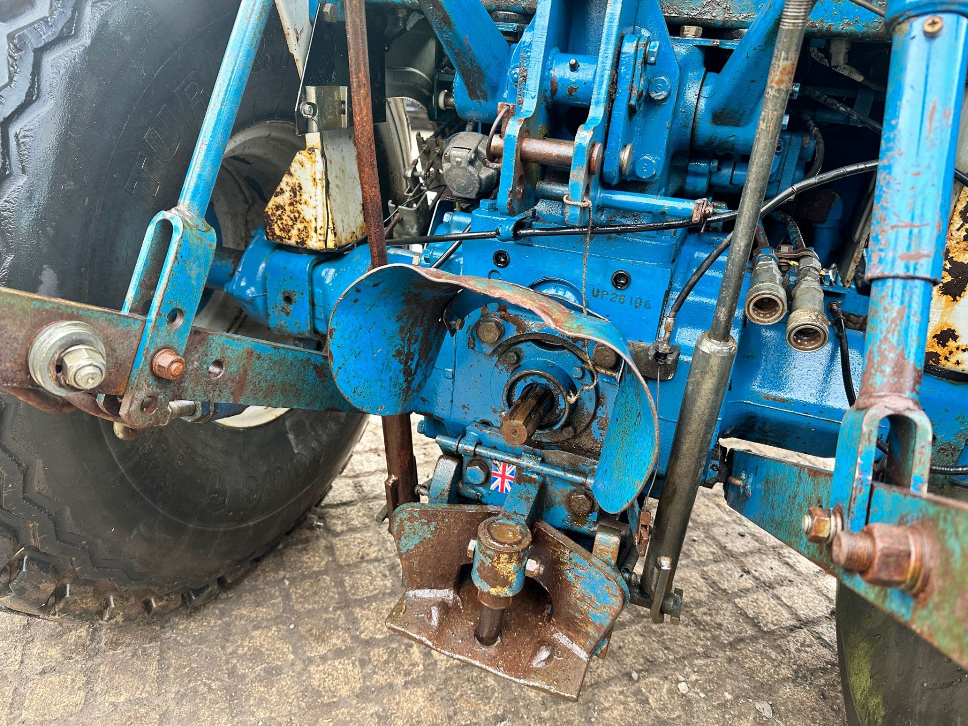 FORD 1920 33HP 4WD COMPACT TRACTOR WITH LEWIS FRONT LOADER AND BUCKET *PLUS VAT* - Image 6 of 12