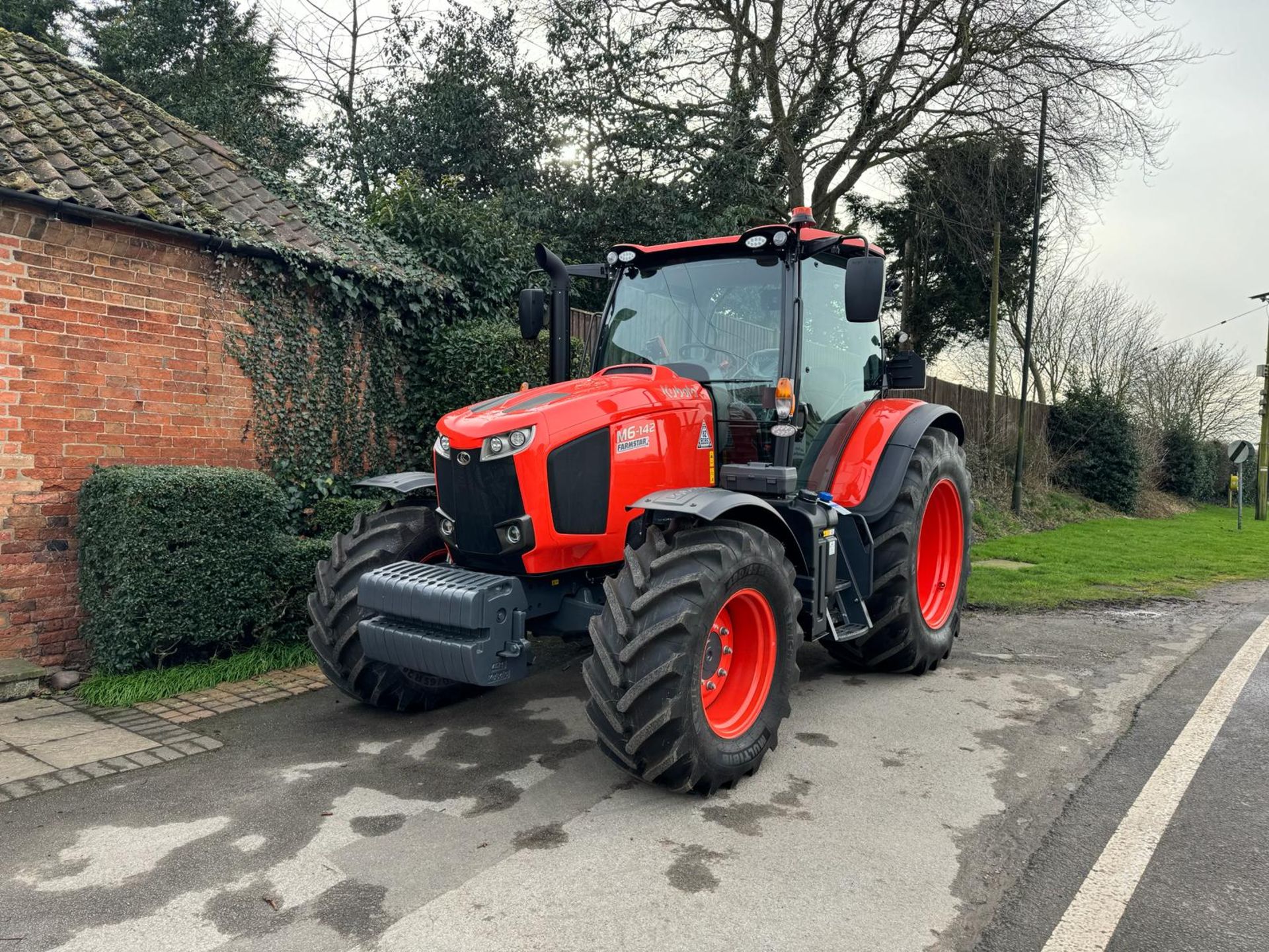 Kubota M6-142, Year 2023 – 73 reg, Only 14 hours on the clock *PLUS VAT* - Image 2 of 10