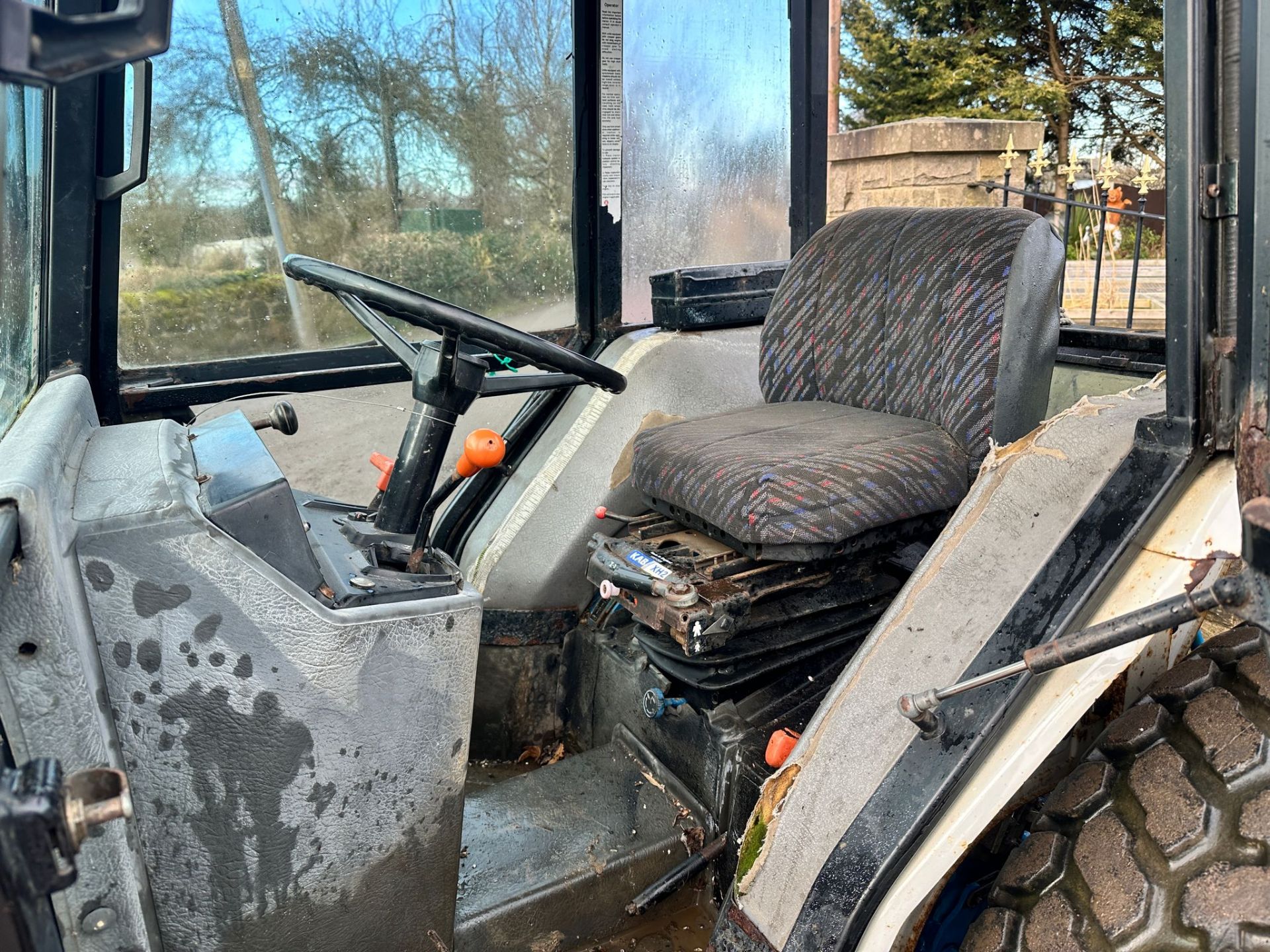 FORD 1920 33HP 4WD COMPACT TRACTOR WITH LEWIS FRONT LOADER AND BUCKET *PLUS VAT* - Image 10 of 12