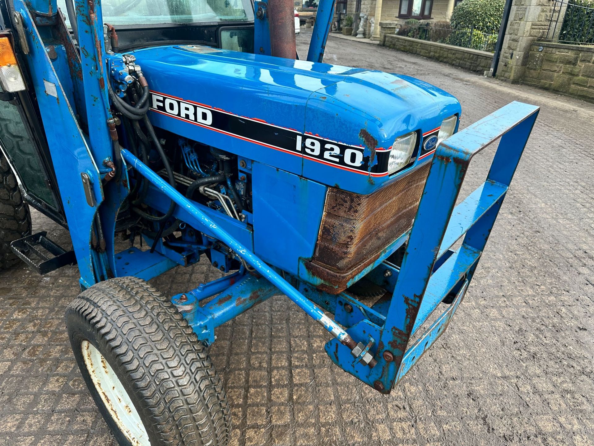 FORD 1920 33HP 4WD COMPACT TRACTOR WITH LEWIS FRONT LOADER AND BUCKET *PLUS VAT* - Image 8 of 12