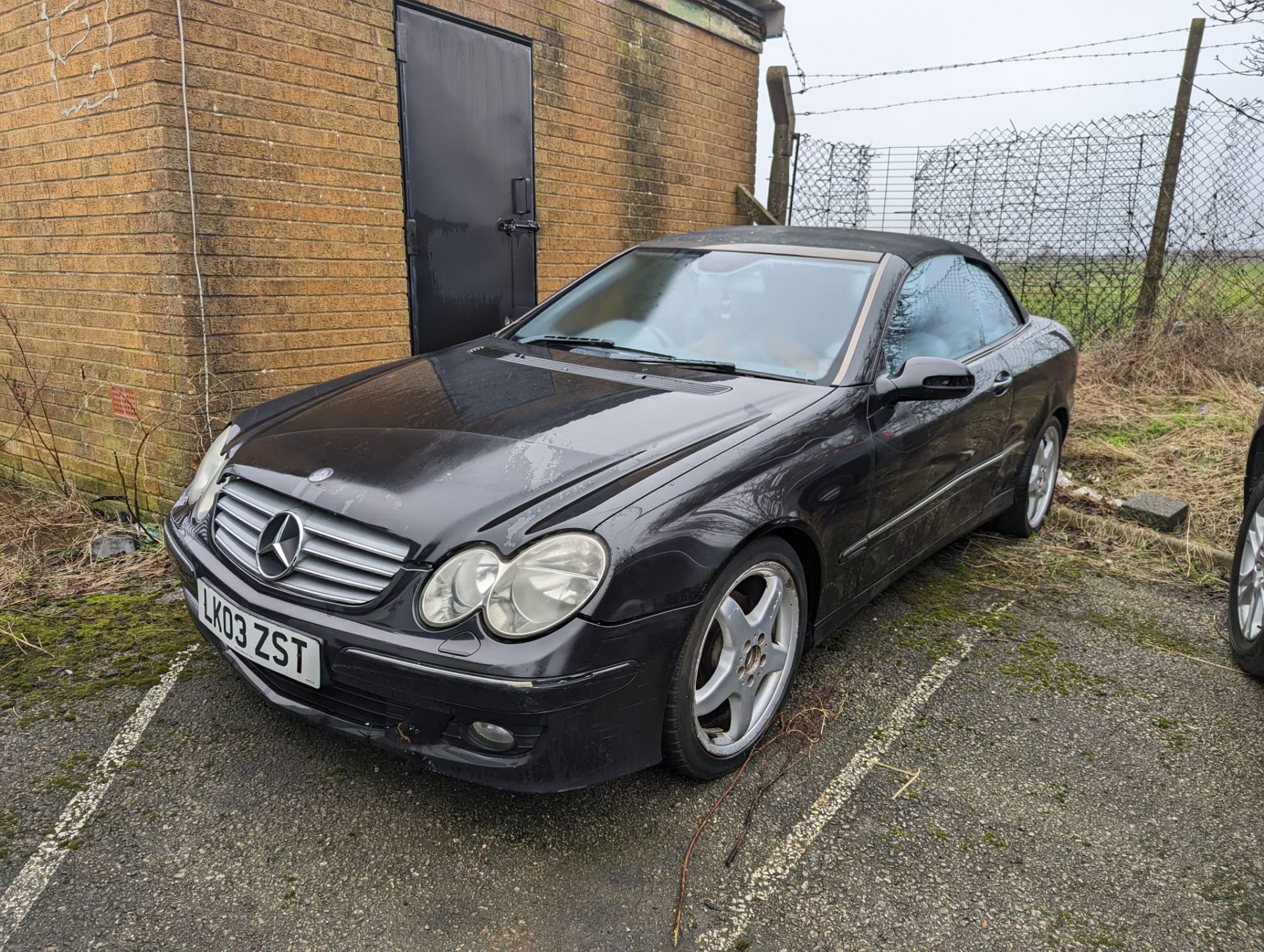 2003 MERCEDES BENZ CLK240 CONVERTIBLE BLACK , GOOD RUNNER, NEEDS WORK - Image 3 of 6