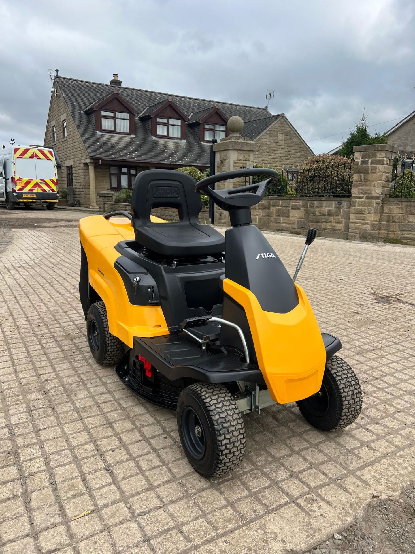 NEW/UNUSED STIGA COMBI 166 RIDE ON MOWER WITH REAR COLLECTOR *PLUS VAT* - Image 3 of 6