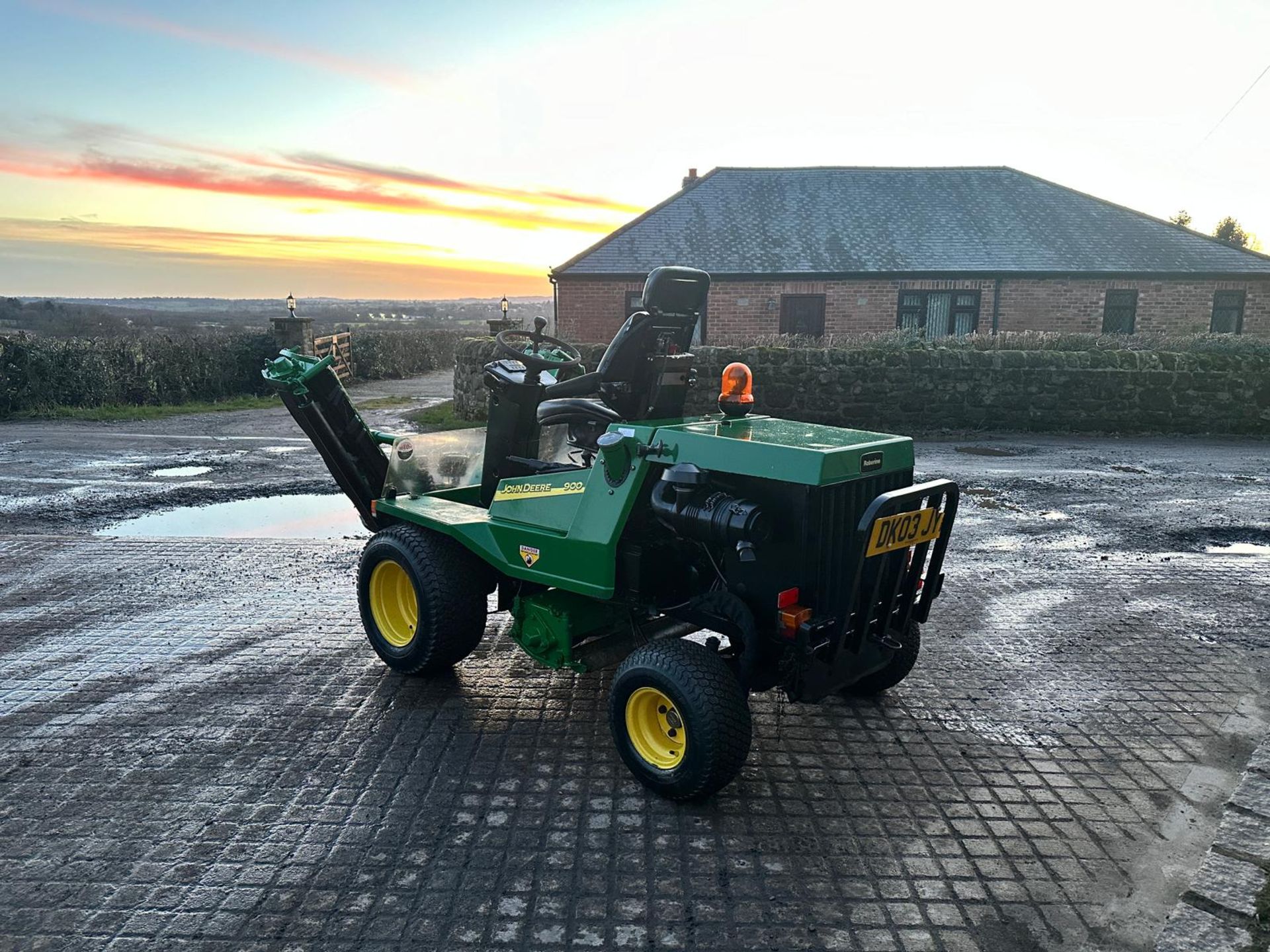 JOHN DEERE 900 4WD 3 GANG CYLINDER MOWER *PLUS VAT* - Image 6 of 12