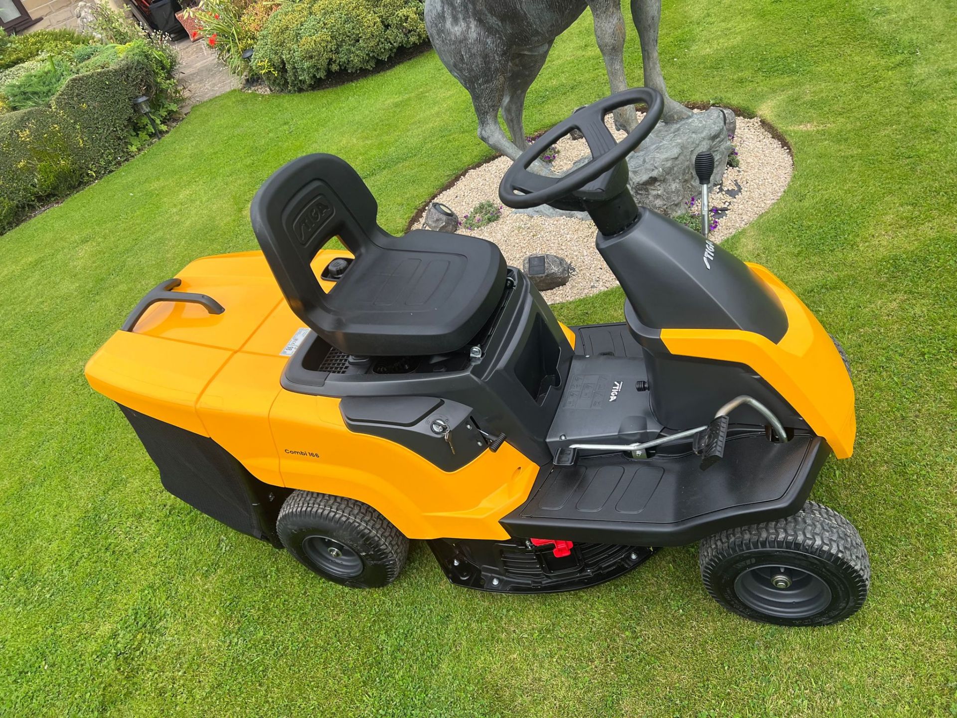 NEW/UNUSED STIGA COMBI 166 RIDE ON MOWER WITH REAR COLLECTOR *PLUS VAT* - Image 5 of 8