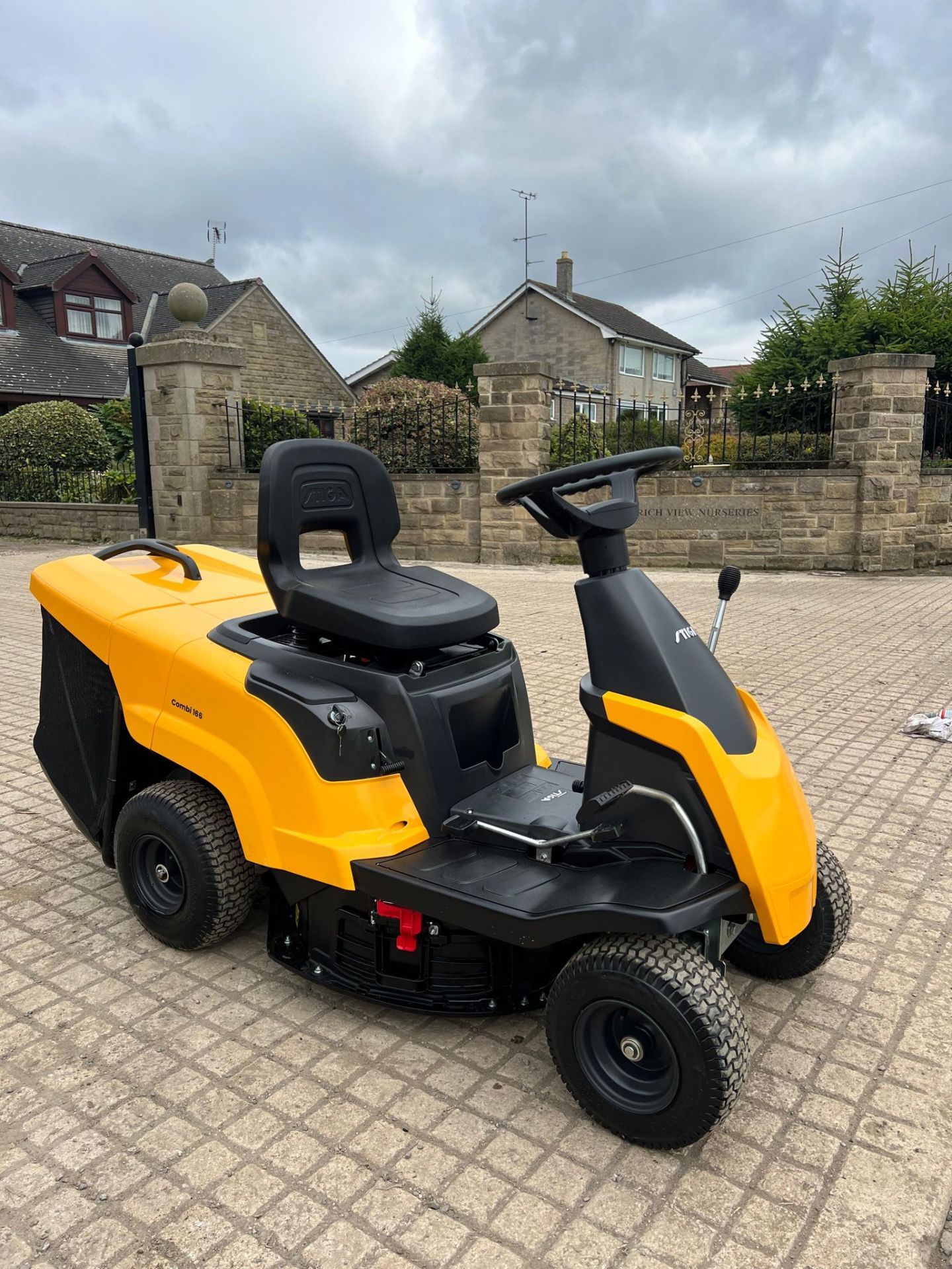 NEW/UNUSED STIGA COMBI 166 RIDE ON MOWER WITH REAR COLLECTOR *PLUS VAT* - Image 6 of 6