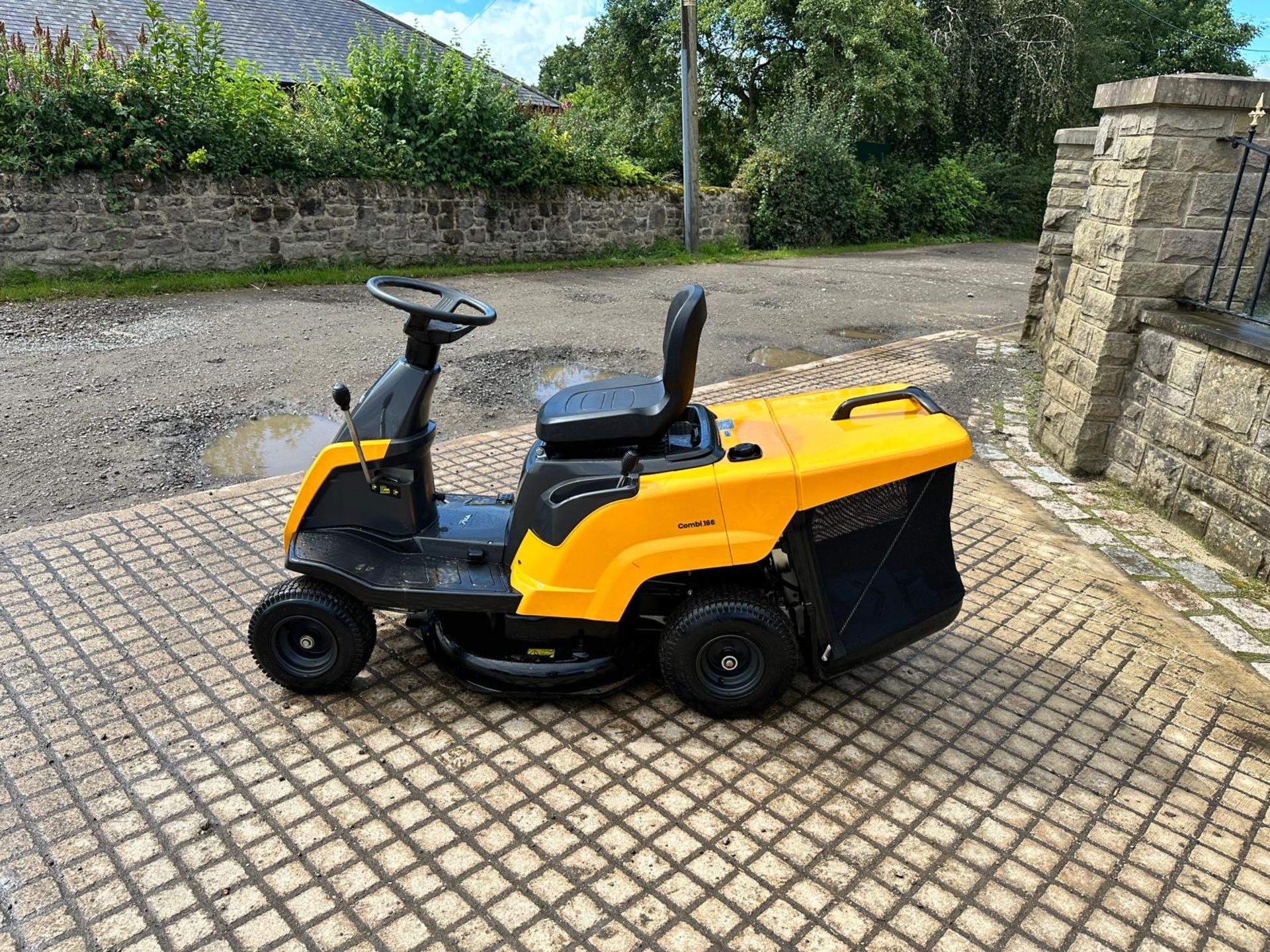 NEW/UNUSED 2023 STIGA COMBI 166 RIDE ON MOWER WITH REAR COLLECTOR *PLUS VAT* - Image 2 of 11