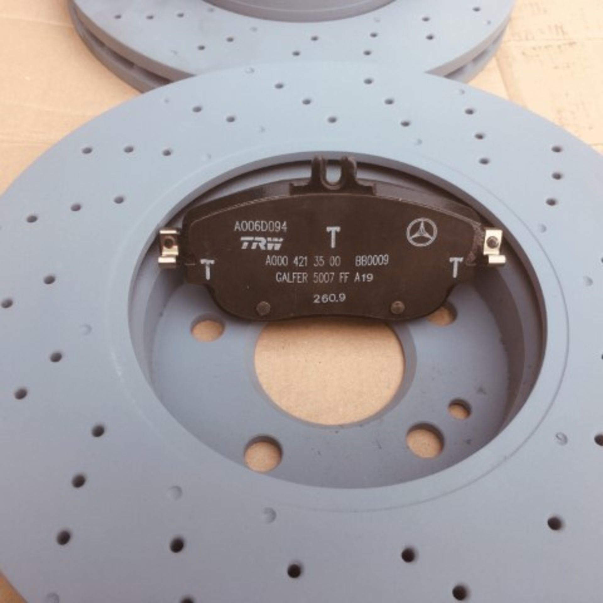 Brake Pad (Genuine Mercedes)and 2X Brake Discs (none Genuine Mercedes) *NO VAT* - Image 3 of 6