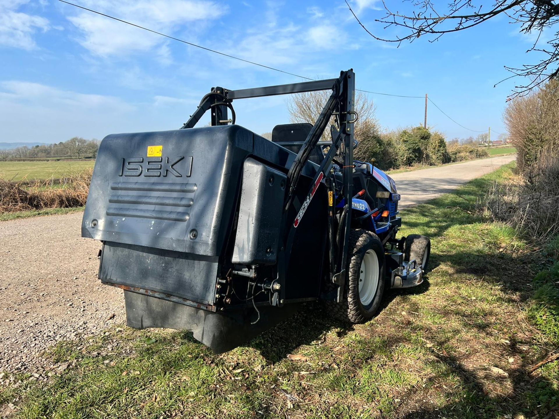 Iseki SXG22 Diesel High Tip Ride On Mower With Iseki SBC550 Collector, Runs Drives Cuts And Collects - Image 6 of 16