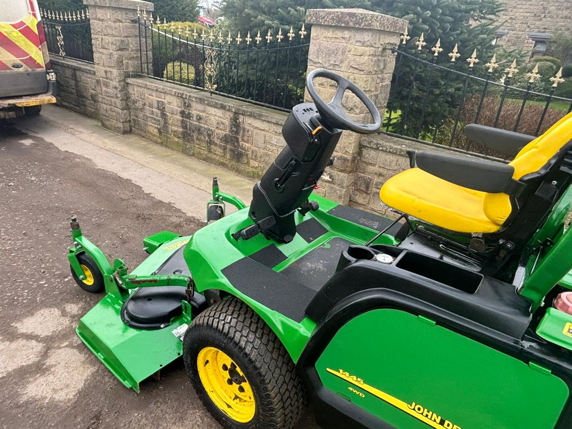 John Deere 1445 ride on lawn mower 2011 on '60' reg *PLUS VAT* - Image 6 of 14