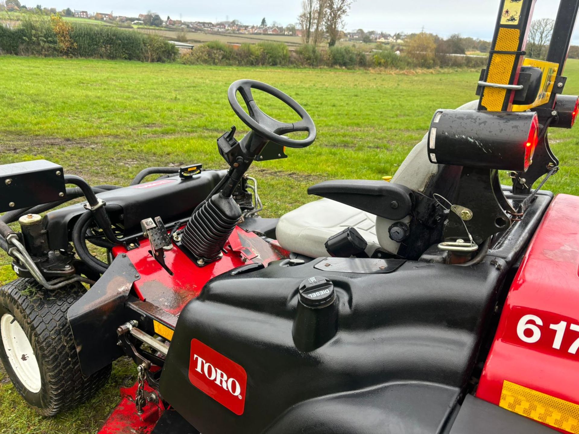 JJ -2014 TORO GROUNDMASTER 360 RIDE ON LAWN MOWER *PLUS VAT* RUNS DRIVES AND CUTS 4 WHEEL STEER - Image 13 of 14