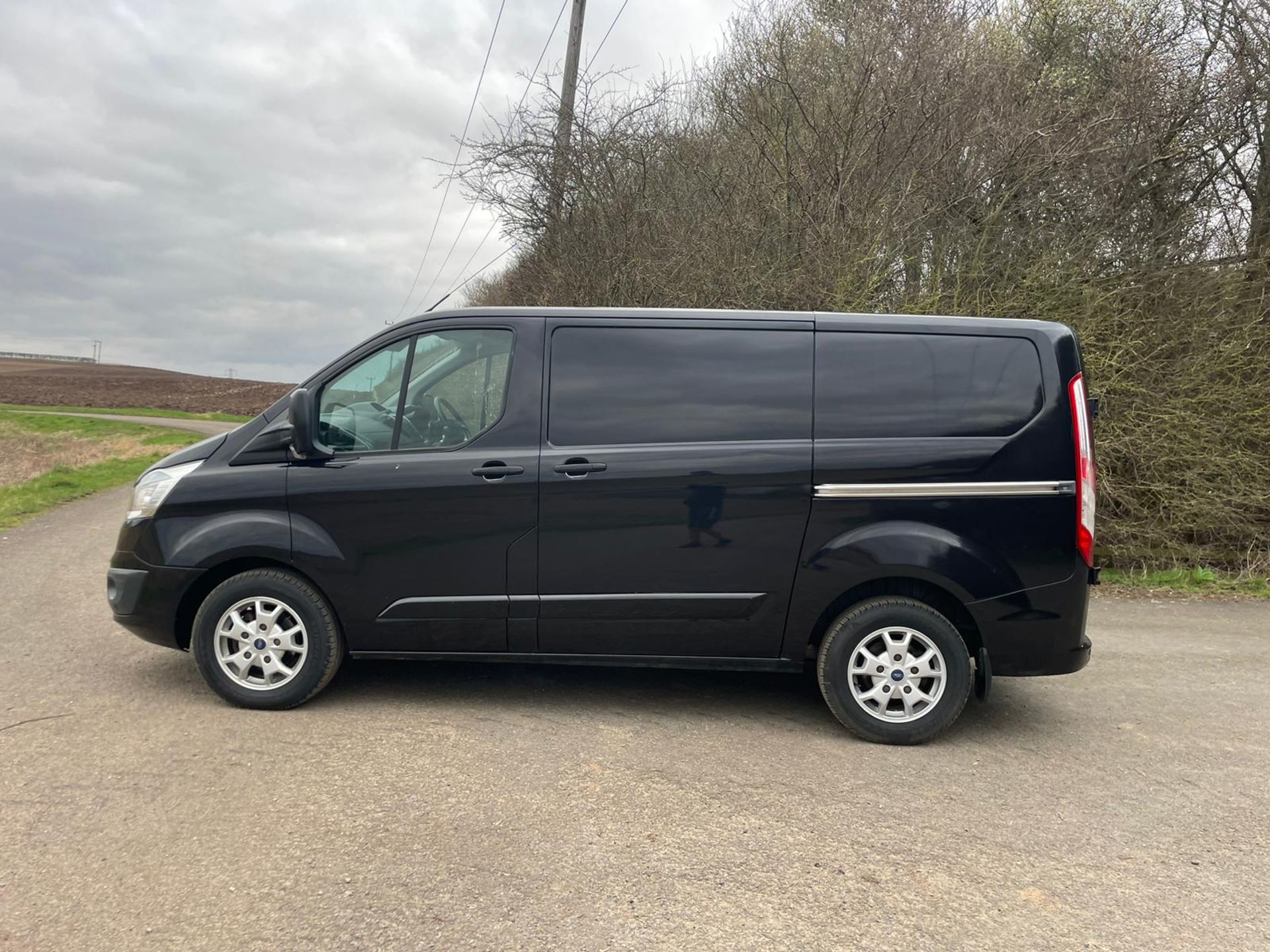 2015 FORD TRANSIT CUSTOM 270 LTD E-TECH BLACK PANEL VAN *PLUS VAT* - Image 4 of 13