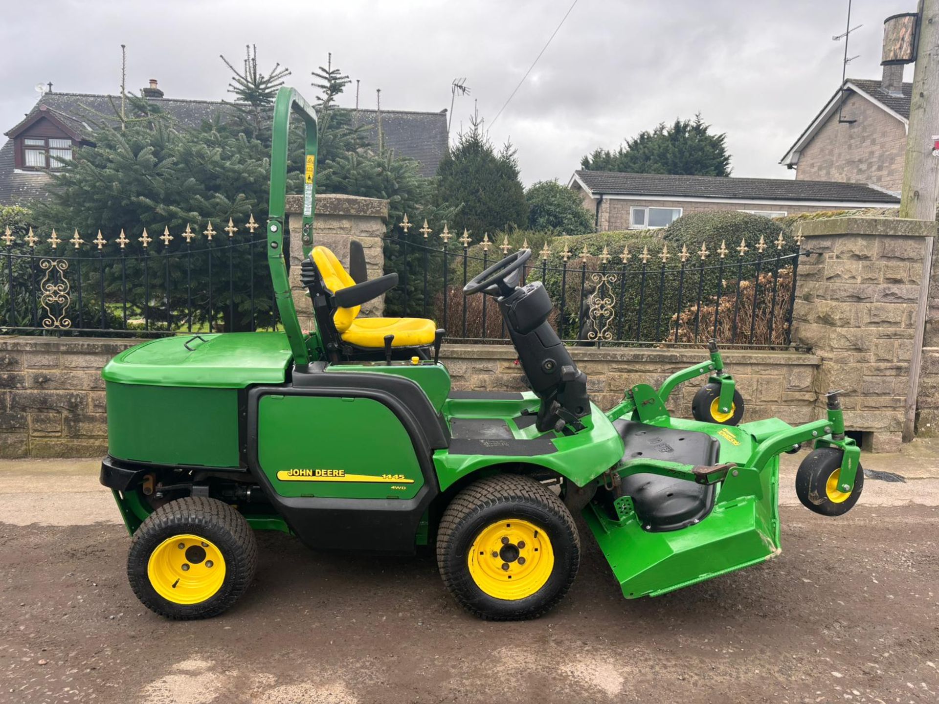 John Deere 1445 ride on lawn mower 2011 on '60' reg *PLUS VAT* - Image 11 of 14