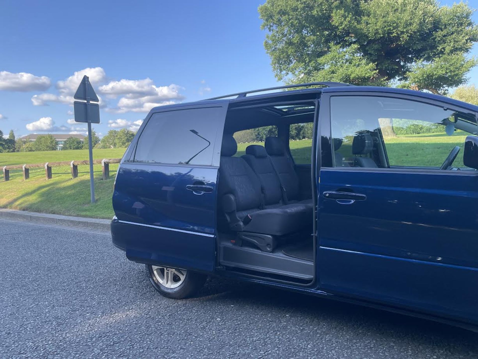 LOVELY 2005 TOYOTA PREVIA TSPIRIT D-4D BLUE MPV WAV *NO VAT* - Image 5 of 11