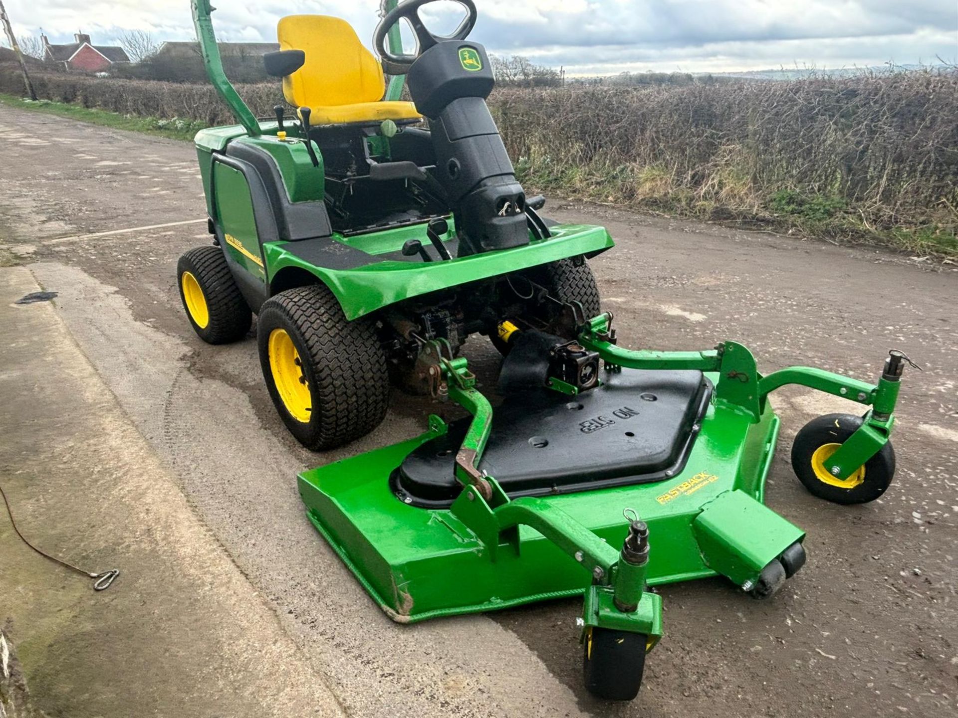 John Deere 1445 ride on lawn mower 2011 on '60' reg *PLUS VAT* - Image 2 of 14