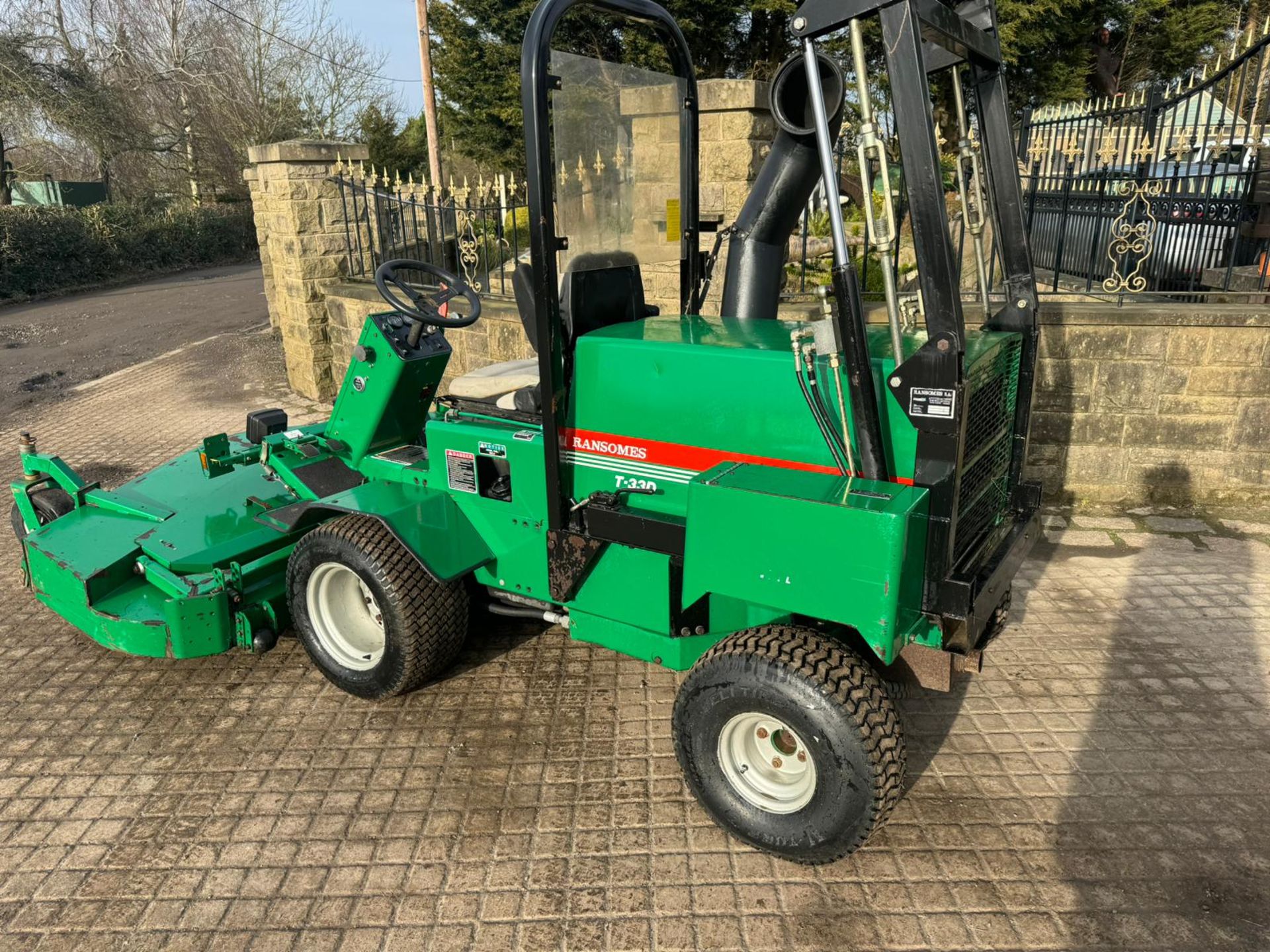 RANSOMES T-33D OUT FRONT COLLECTOR RIDE ON LAWN MOWER 33HP *PLUS VAT* - Image 7 of 17