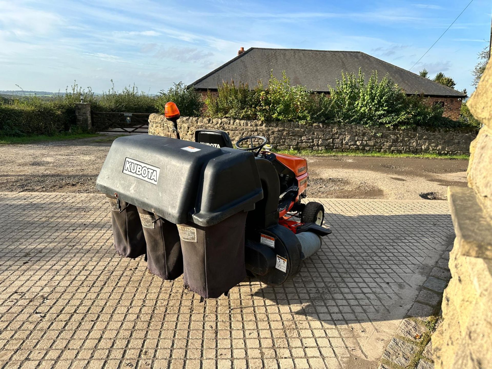 KUBOTA G2160 DIESEL RIDE ON MOWER WITH REAR COLLECTOR *PLUS VAT* - Image 13 of 15