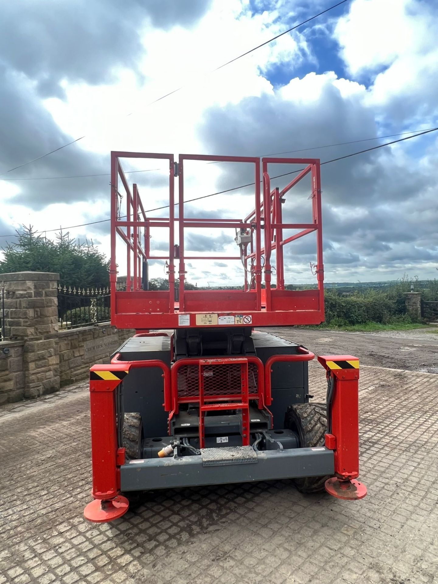 2011 SKYJACK SJ6832RT 4WD ROUGH TERRAIN SCISSOR LIFT *PLUS VAT* - Image 5 of 15