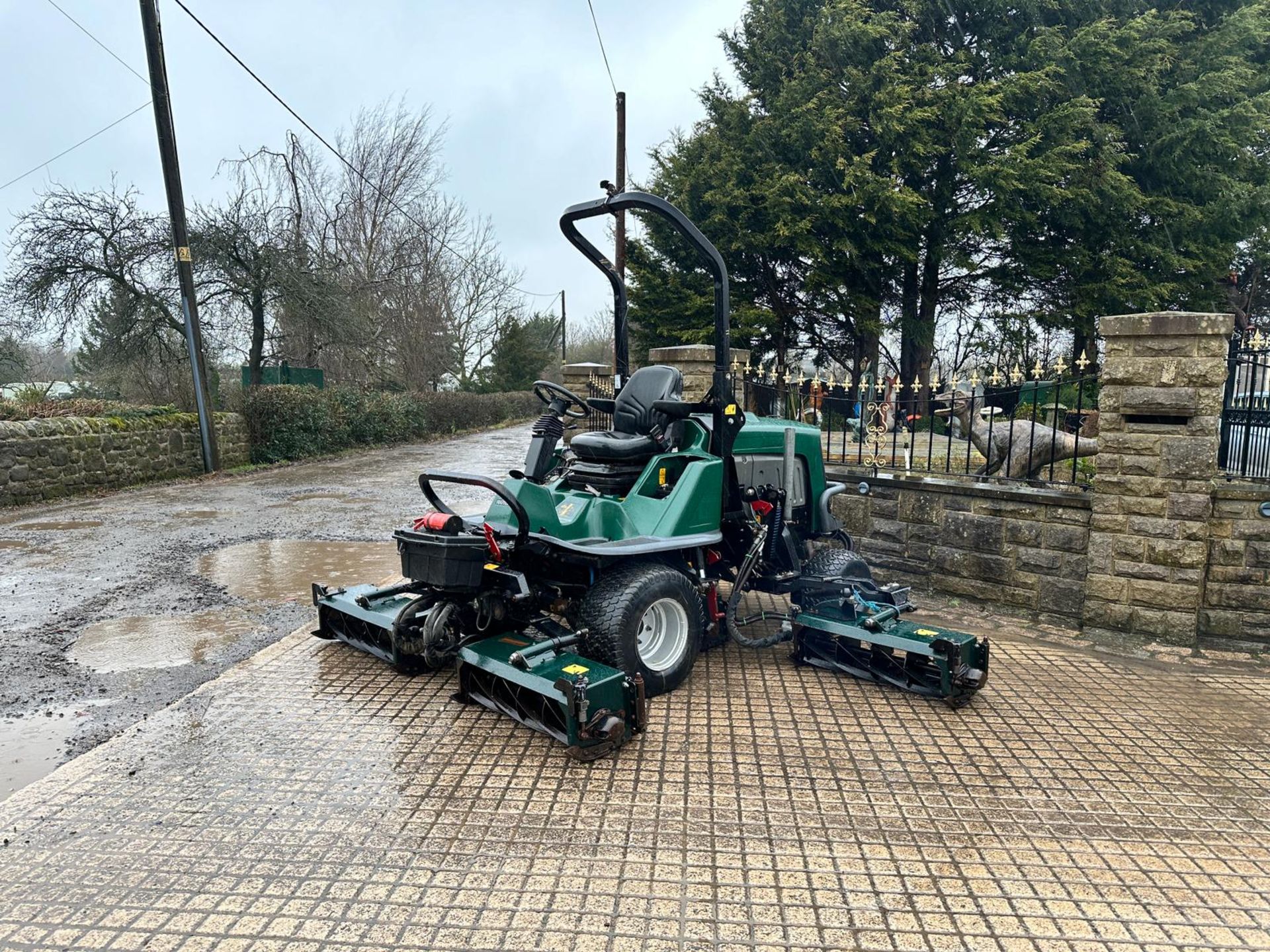 2009 HAYTER T424 4WD 5 GANG RIDE ON CYLINDER MOWER *PLUS VAT* - Image 4 of 19