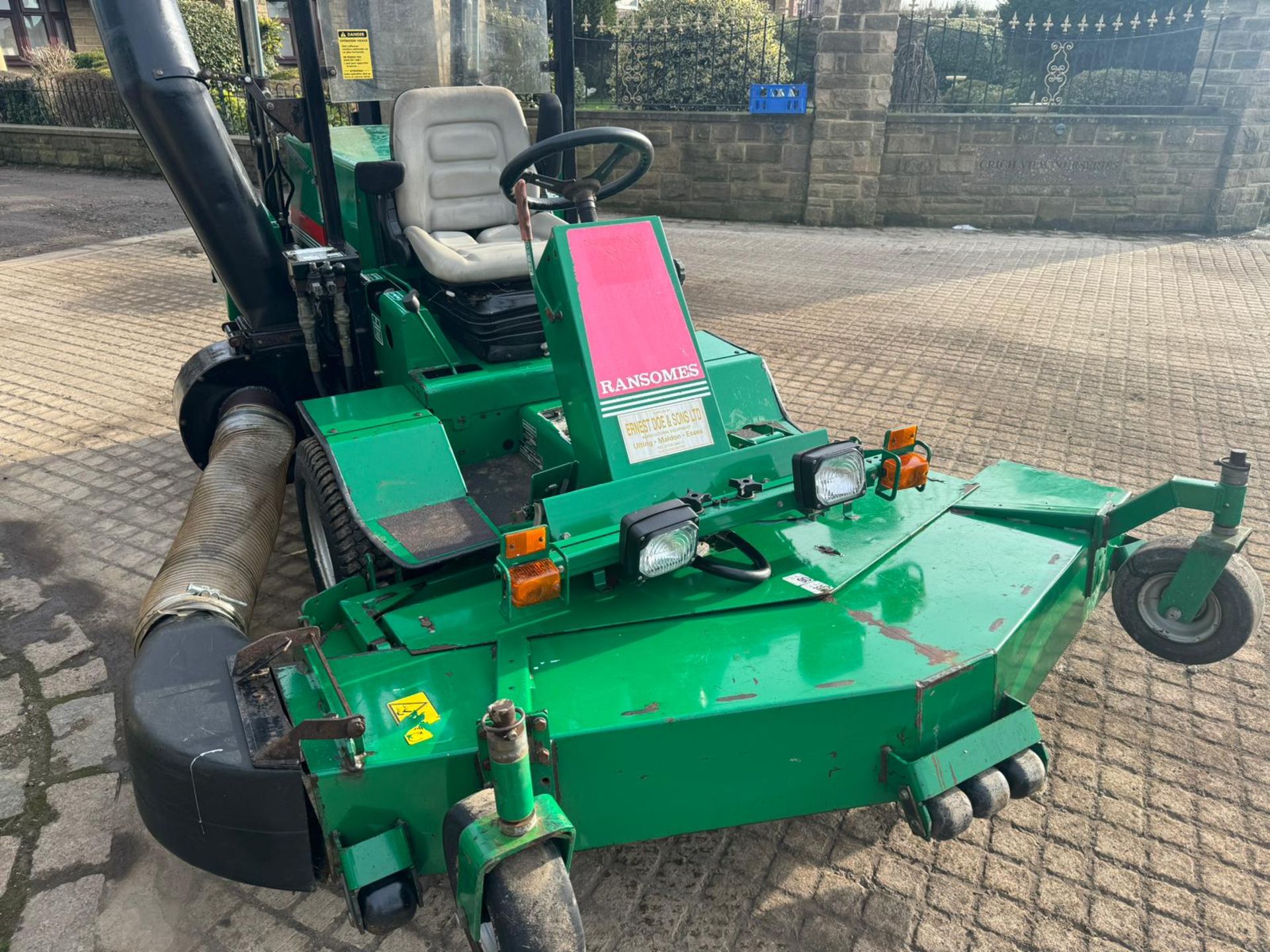 RANSOMES T-33D OUT FRONT COLLECTOR RIDE ON LAWN MOWER 33HP *PLUS VAT* - Image 3 of 17