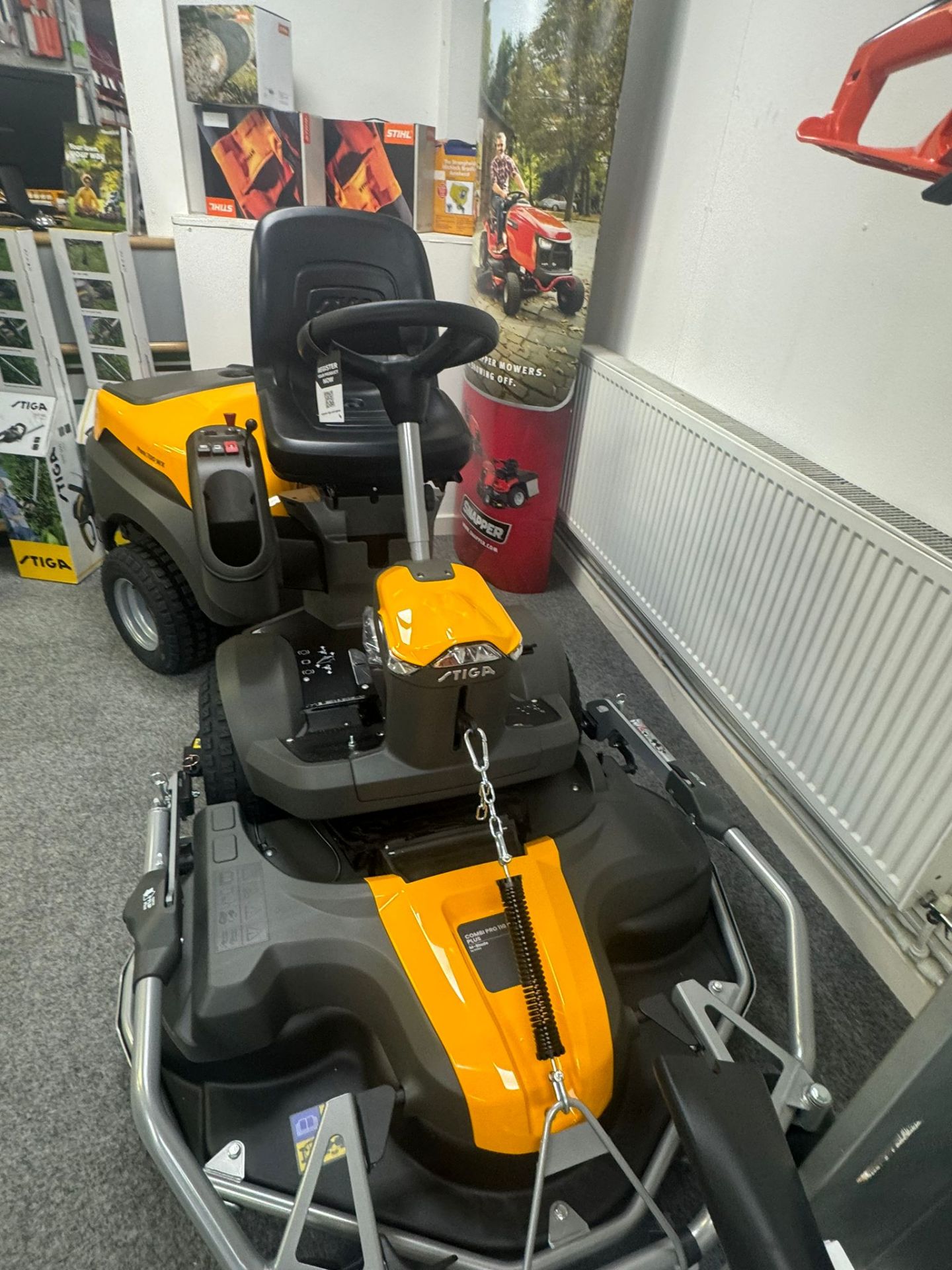 NEW/UNUSED STIGA PARK 700 WX RIDE ON LAWN MOWER 4X4 OUT FRONT *PLUS VAT* - Image 4 of 16