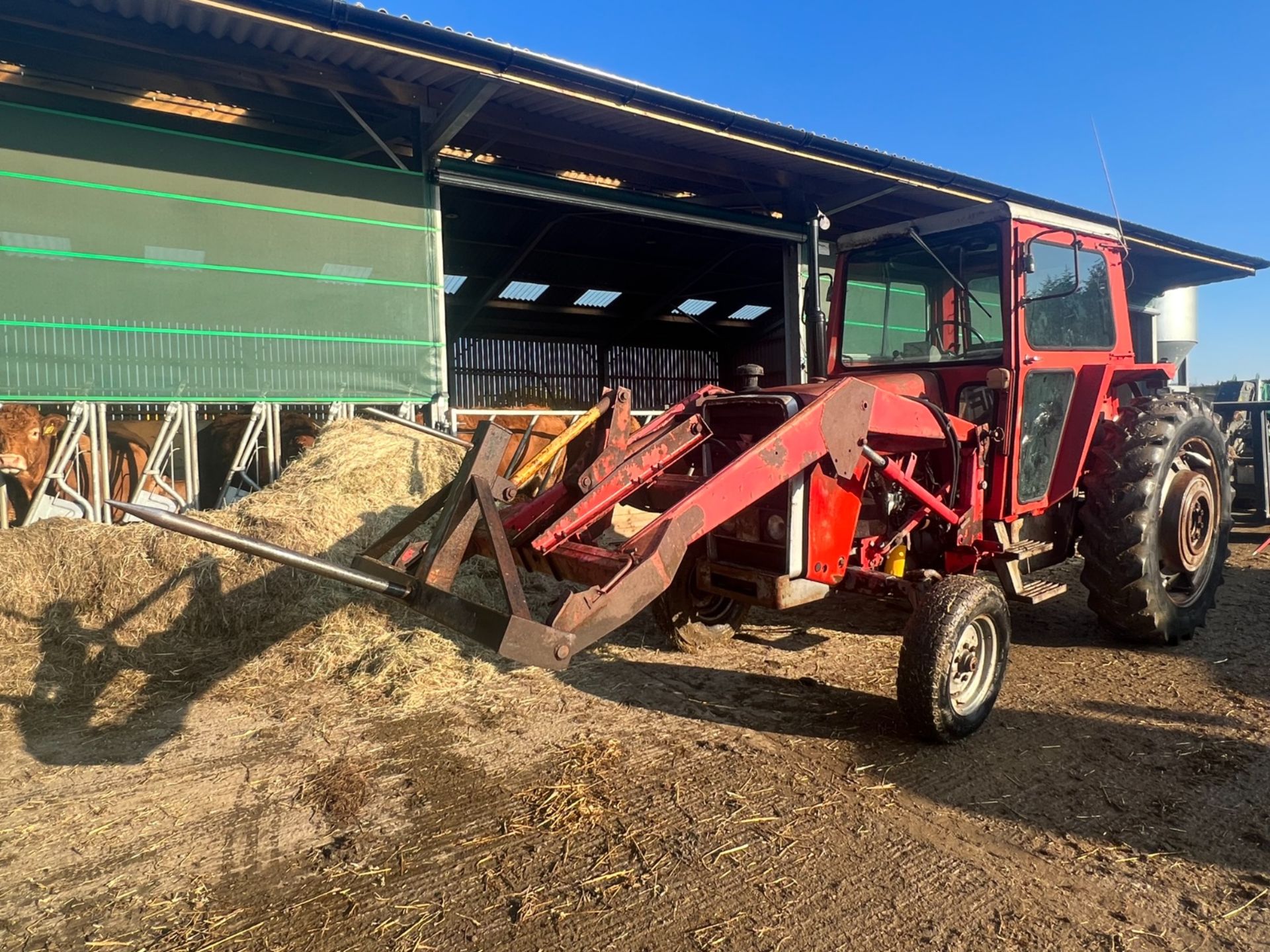 MASSEY FERGUSON 590 TRACTOR WITH FRONT LOADER AND BALE SPIKE *PLUS VAT* - Image 5 of 8