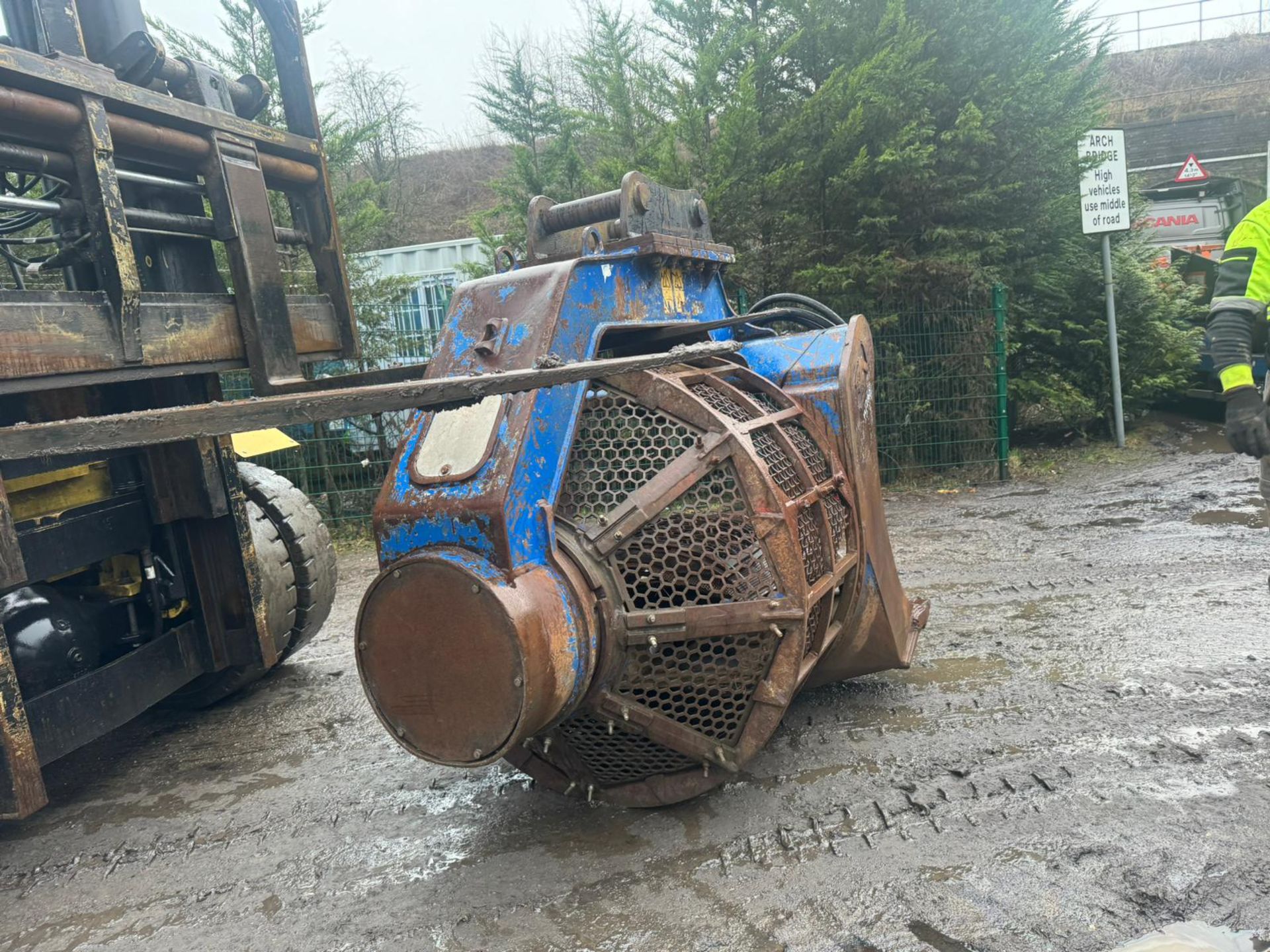 TREVI-BENNE 54” HYDRAULIC SCREENING BUCKET WITH TEETH *PLUS VAT* - Image 7 of 9