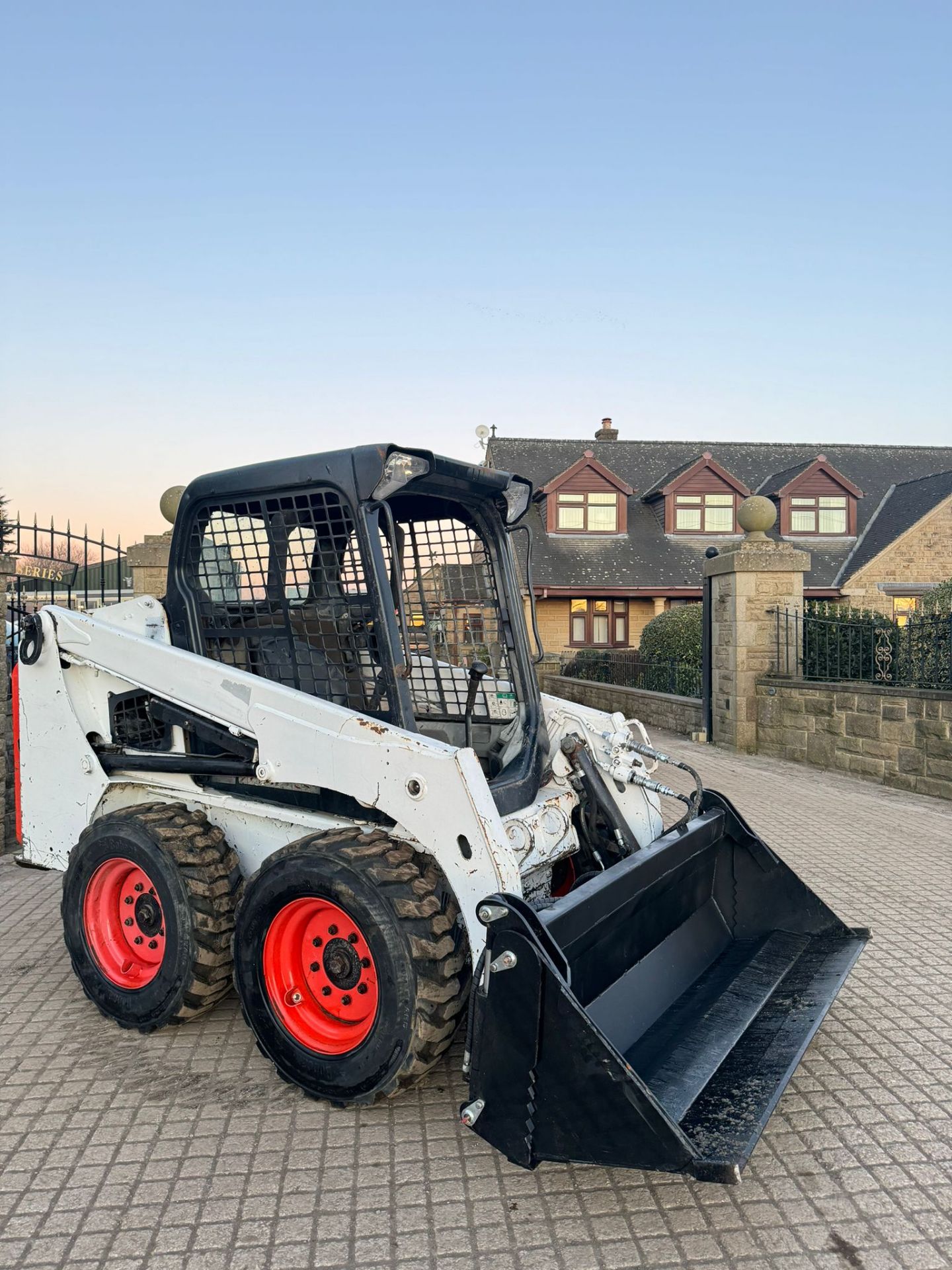 2015 BOBCAT S450 WHEELED SKIDSTEER LOADER WITH 65 INCH 4 IN 1 BUCKET *PLUS VAT* - Image 9 of 15