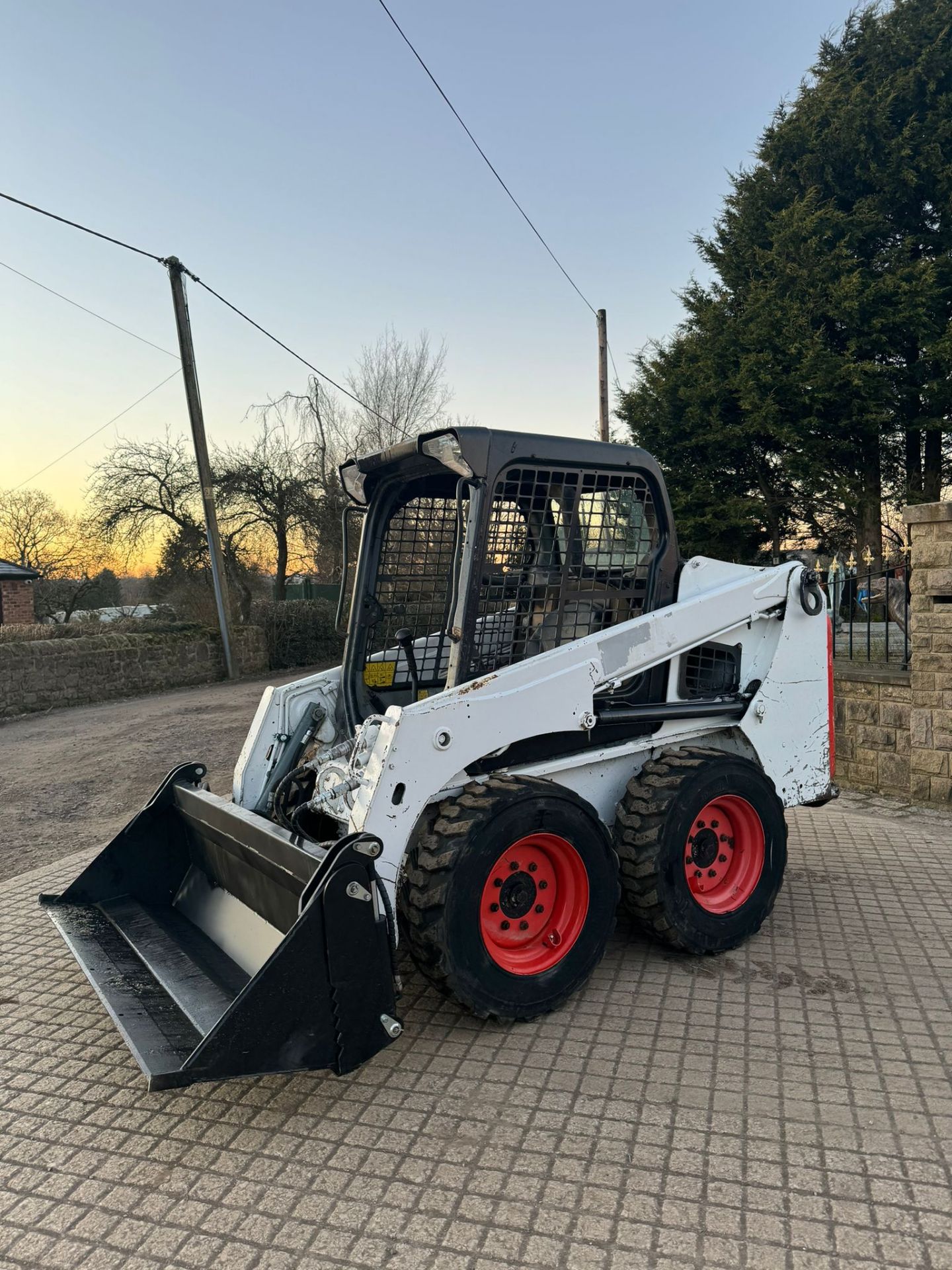 2015 BOBCAT S450 WHEELED SKIDSTEER LOADER WITH 65 INCH 4 IN 1 BUCKET *PLUS VAT* - Image 3 of 15