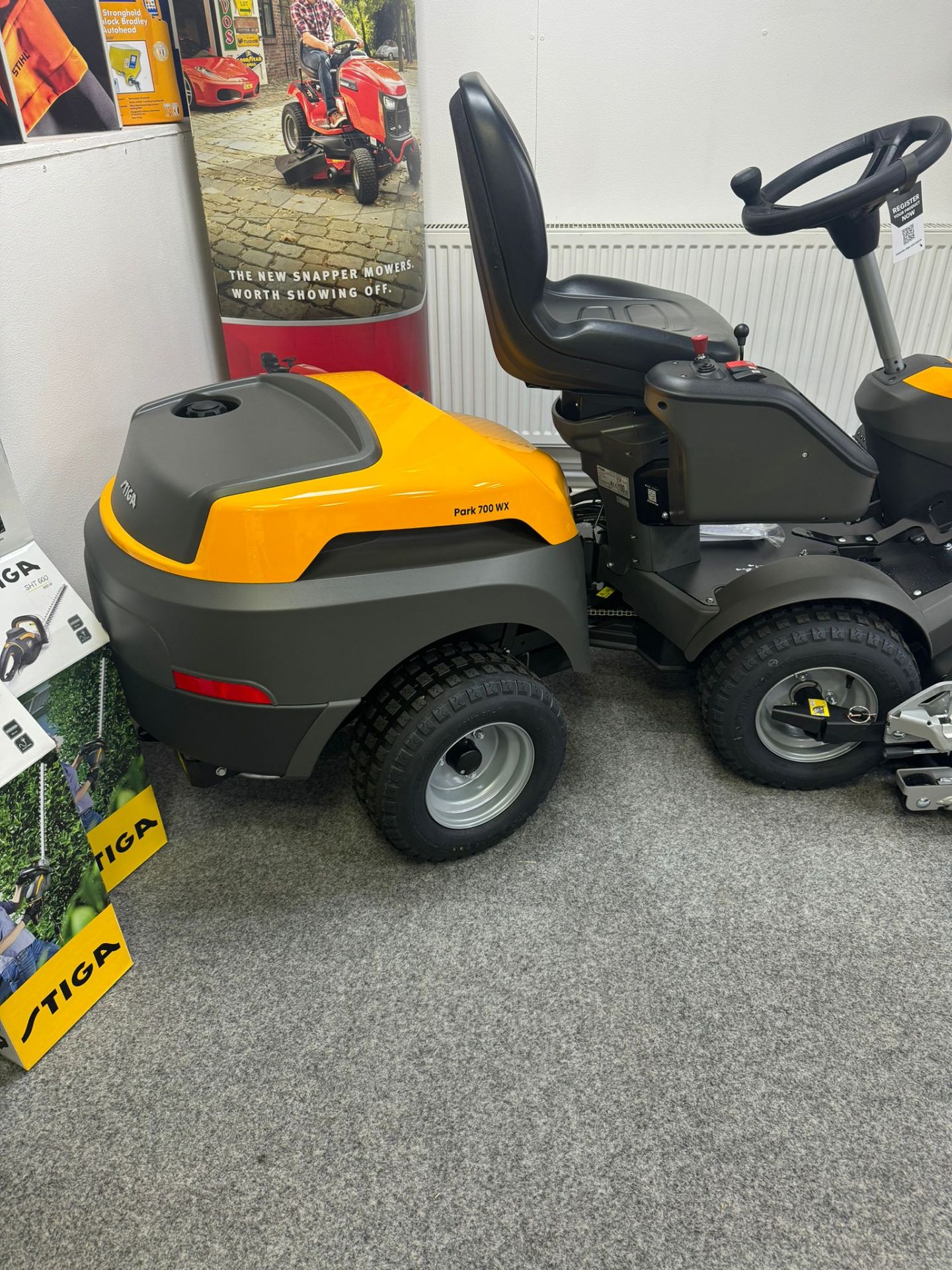 NEW/UNUSED STIGA PARK 700 WX RIDE ON LAWN MOWER 4X4 OUT FRONT *PLUS VAT* - Image 12 of 16