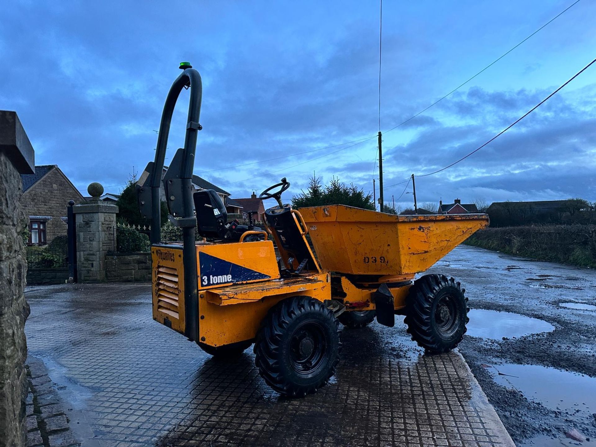 2010 THWAITES 3 TON SWIVEL SKIP DUMPER *PLUS VAT* - Image 6 of 16