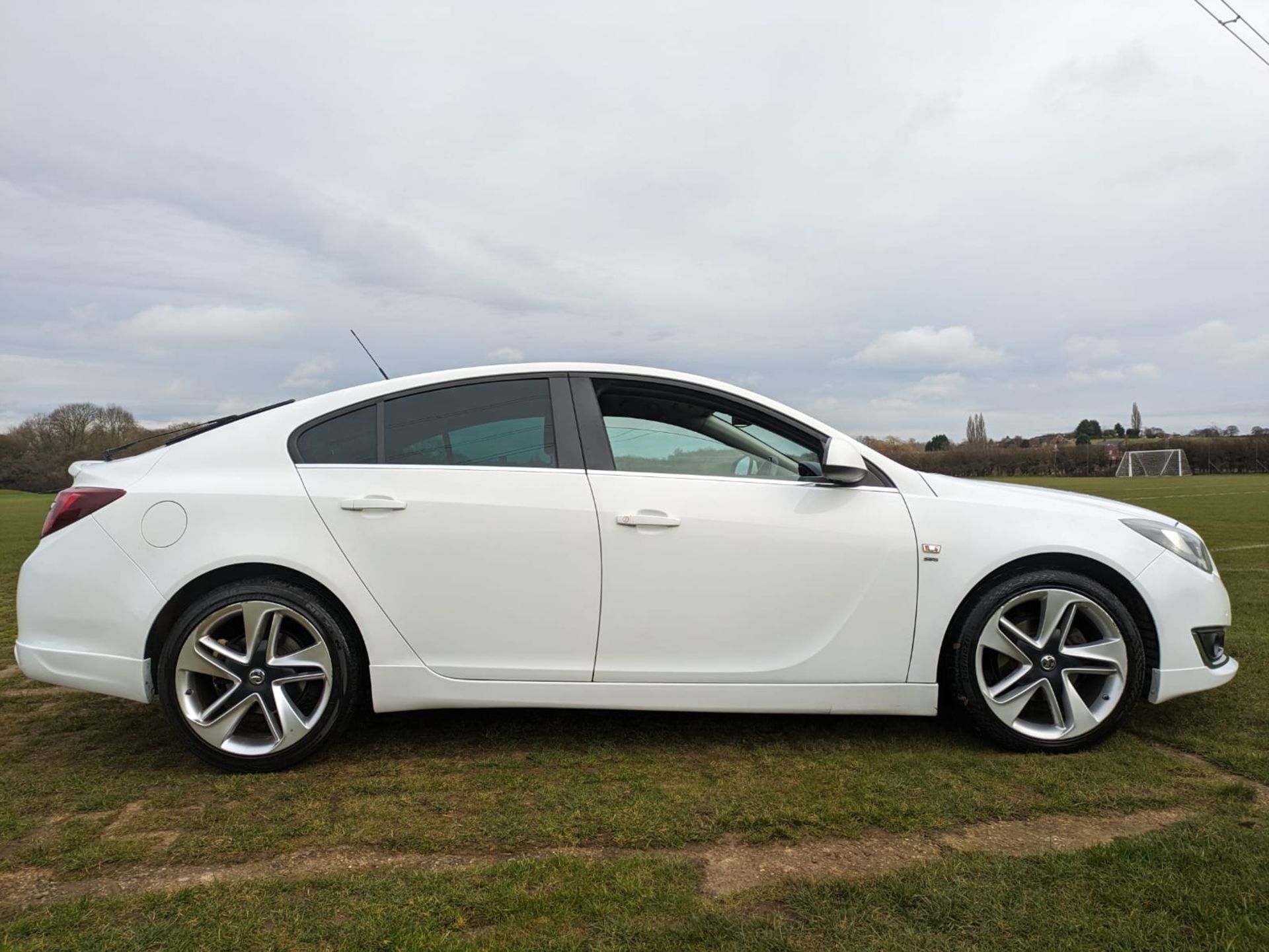 2013 VAUXHALL INSIGNIA SRI CDTI ECOFLEX S/S WHITE HATCHBACK *NO VAT* - Image 11 of 25