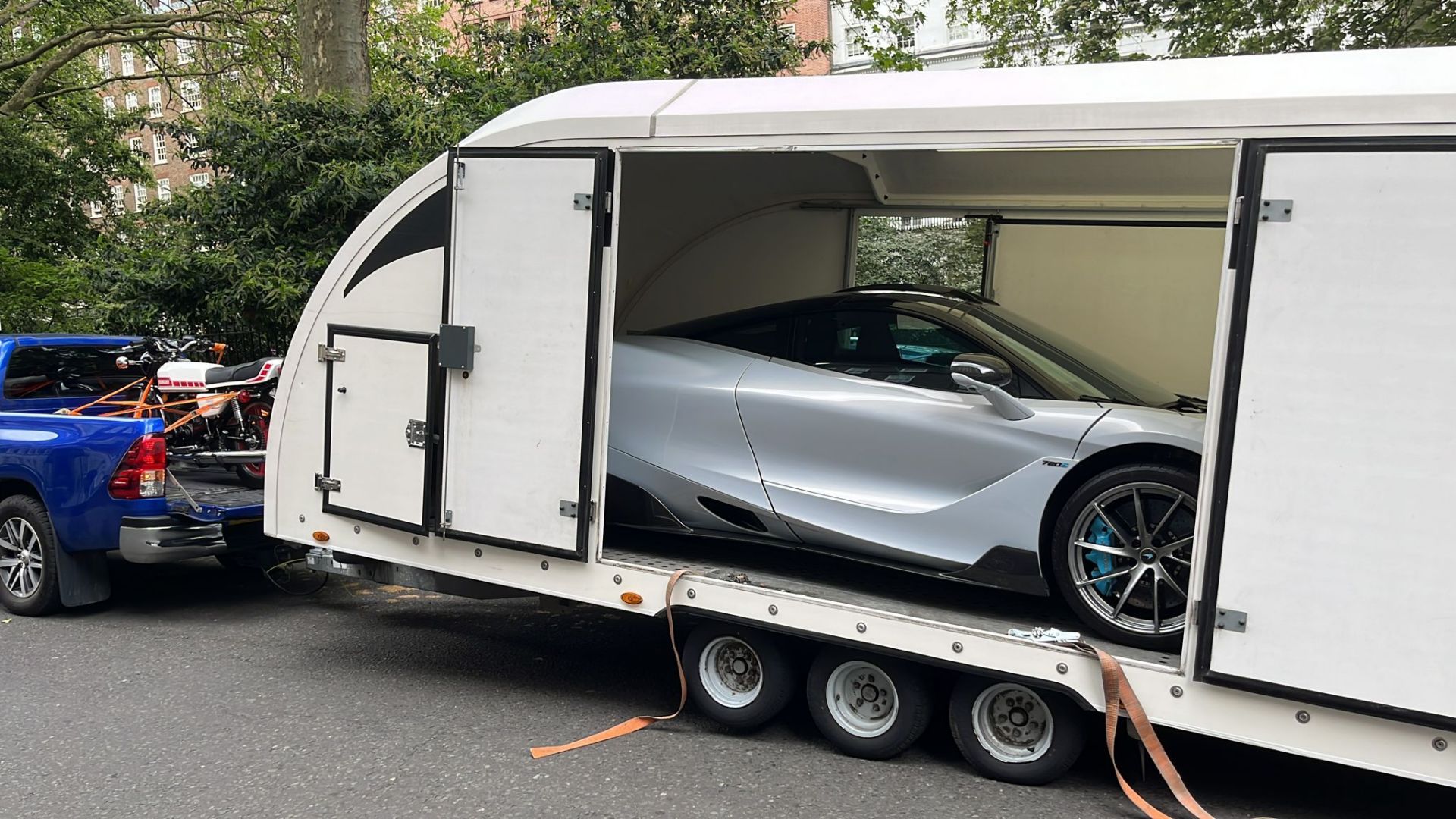 PACKAGE SALE! - 2019 TOYOTA HILUX INVINCIBLE BLUE PICK-UP + 2021 Brian James Trailer *PLUS VAT* - Image 8 of 9