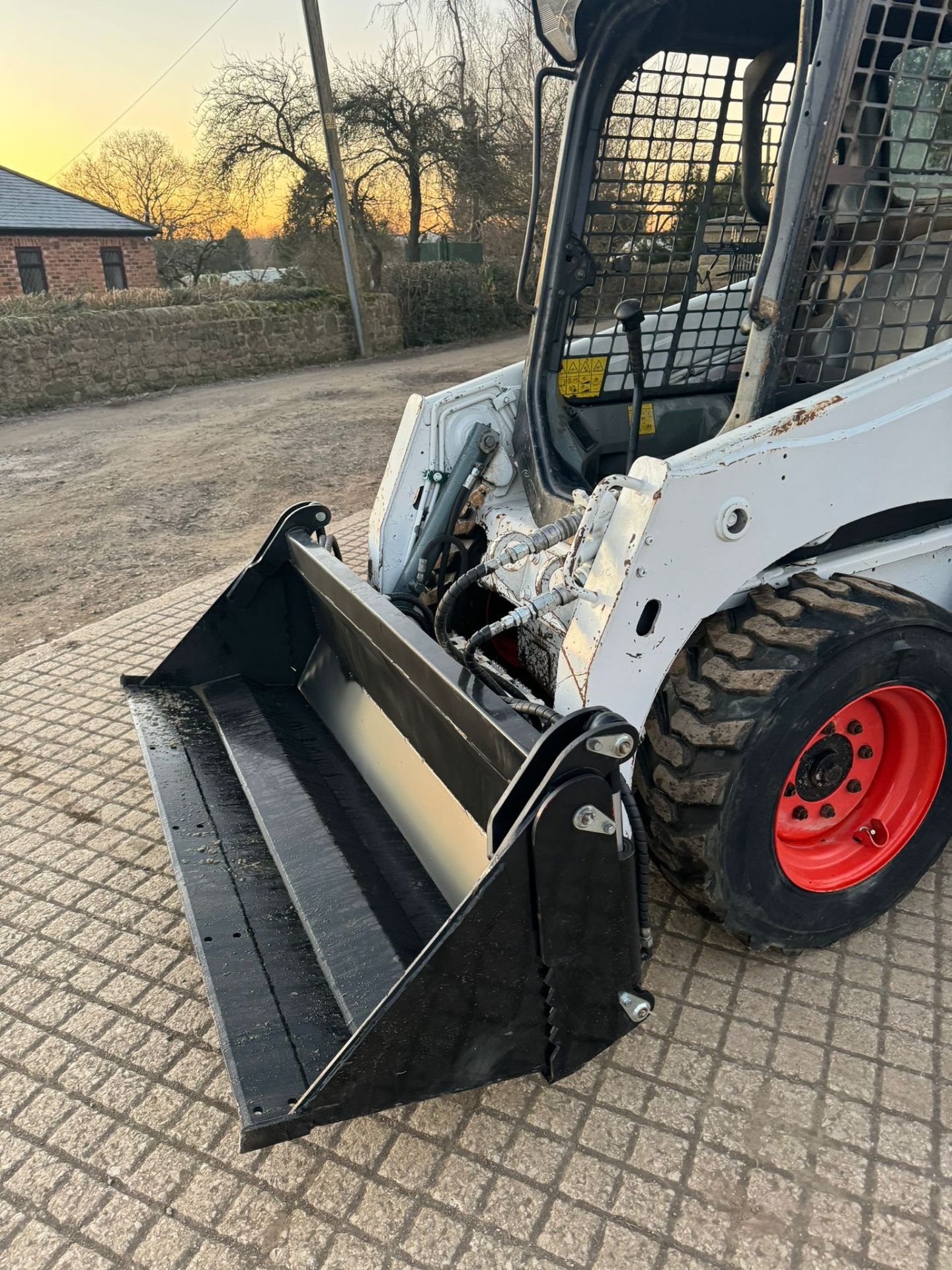 2015 BOBCAT S450 WHEELED SKIDSTEER LOADER WITH 65 INCH 4 IN 1 BUCKET *PLUS VAT* - Image 11 of 15